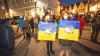 Am Freitagabend versammelten sich zahlreiche Menschen auf dem Schrannenplatz in Memmingen, um angesichts des Ukraine-Kriegs für Frieden zu demonstrieren.