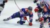 Wiedererstarkte Miners waren am Sonntagabend zu Gast in der ABW Arena. Nach einer langen Niederlagenserie mit 0 Punkten entschloss man sich zu einem Trainerwechsel, Statt  Christian Kratzmeier stehen nun der bisherige Assistenztrainer Josef Staltmayr und Stefan Isen hinter der Bande. Und das scheint prima zu funktionieren. Wurde zunächst der ESV Buchloe deutlich geschlagen, musste auch der TSV Miesbach eine 6:3 Schlappe hinnehmen, und nun also auch die Sharks.

Lediglich 20 Minuten konnte der ESC Kempten sein gewohnt schnelles Spiel gegen abgeklärte und eiskalte Gäste in Szene setzen. 2:2 stand es nach dem ersten Drittel, die zweimalige Führung der Allgäuer durch Lars Grözin-ger und Maximilian Schäffler konnten die Gäste allerdings immer wieder recht zügig egalisieren. Mit drei Toren in Folge setzte sich Peißenberg dann im zweiten Drittel deutlich ab. Kempten kam nicht mehr richtig ins Spiel und die Gäste nutzen die Fehler der Sharks zu teilweise sehenswert heraus gespielten Treffern. Und der Hoffnungsfunke nach dem schnellen 3:5 erneut durch Grözinger zu Beginn des letzten Spielabschnitts glimmte keine zwei Minuten, da stellten die Gäste den drei Tore Abstand wieder her. Kempten war trotzdem bemüht nochmals heranzukommen, aber die Verteidigung der Miners samt dem starken Torhüter Korbinian Sertl stand stabil und ließ keinen weiteren Treffer mehr zu. Der Endstand zum 3:7 fiel ins verwaiste Tor der Illerstädter, man hatte zum Spielende noch den Goalie zugunsten eines sechsten Feldspielers vom Eis genommen, aber auch das blieb ohne Erfolg.

Nach den beiden Niederlage und dem Spielabbruch am Freitag in Amberg also ein eher verkorkstes Wochenende für das Team um Kapitän Eugen Scheffer. Nun bleibt eine ganze Woche Zeit, sich wieder neu zu sortieren, und unter der Woche auf das letzte Spiel der Aufstiegsrunde am Sonntag in Miesbach vorzubereiten, bevor es dann in die Playoffs geht.

 StatistikESC Kempten – TSV Peißenberg: 3:7 (2:2,0:3,1:2)Tore: 1:0 Grözinger (Schäffler,Rau)(7.),
1:1 Andrä (Estermaier,Degenstein)(12.),
2:1 Schäffler (Grözinger,Rau)(17.),
2:2 Degenstein (Estermaier)(19.),
2:3 Malzatzki (Vogl,Fissekis)(31.),
2:4 Ondörtoglu (Estermaier)(32.),
2:5 Ondörtoglu (Hörndl,Vogl)(37.),
3:5 Grözinger (Rau,Schäffler)(41.),
3:6 Degenstein (Malzatzki,Lidl)(42.),
3:7 Fissekis (Vogl,Lidl)(ENG)(60.).Strafminuten: ESC Kempten: 10
TSV Peißenberg: 16Beste Spieler:ESC Kempten: Lars Grözinger
EHC Waldkraiburg: Dennis DegensteinZuschauer: 427