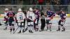 Wiedererstarkte Miners waren am Sonntagabend zu Gast in der ABW Arena. Nach einer langen Niederlagenserie mit 0 Punkten entschloss man sich zu einem Trainerwechsel, Statt  Christian Kratzmeier stehen nun der bisherige Assistenztrainer Josef Staltmayr und Stefan Isen hinter der Bande. Und das scheint prima zu funktionieren. Wurde zunächst der ESV Buchloe deutlich geschlagen, musste auch der TSV Miesbach eine 6:3 Schlappe hinnehmen, und nun also auch die Sharks.

Lediglich 20 Minuten konnte der ESC Kempten sein gewohnt schnelles Spiel gegen abgeklärte und eiskalte Gäste in Szene setzen. 2:2 stand es nach dem ersten Drittel, die zweimalige Führung der Allgäuer durch Lars Grözin-ger und Maximilian Schäffler konnten die Gäste allerdings immer wieder recht zügig egalisieren. Mit drei Toren in Folge setzte sich Peißenberg dann im zweiten Drittel deutlich ab. Kempten kam nicht mehr richtig ins Spiel und die Gäste nutzen die Fehler der Sharks zu teilweise sehenswert heraus gespielten Treffern. Und der Hoffnungsfunke nach dem schnellen 3:5 erneut durch Grözinger zu Beginn des letzten Spielabschnitts glimmte keine zwei Minuten, da stellten die Gäste den drei Tore Abstand wieder her. Kempten war trotzdem bemüht nochmals heranzukommen, aber die Verteidigung der Miners samt dem starken Torhüter Korbinian Sertl stand stabil und ließ keinen weiteren Treffer mehr zu. Der Endstand zum 3:7 fiel ins verwaiste Tor der Illerstädter, man hatte zum Spielende noch den Goalie zugunsten eines sechsten Feldspielers vom Eis genommen, aber auch das blieb ohne Erfolg.

Nach den beiden Niederlage und dem Spielabbruch am Freitag in Amberg also ein eher verkorkstes Wochenende für das Team um Kapitän Eugen Scheffer. Nun bleibt eine ganze Woche Zeit, sich wieder neu zu sortieren, und unter der Woche auf das letzte Spiel der Aufstiegsrunde am Sonntag in Miesbach vorzubereiten, bevor es dann in die Playoffs geht.

 StatistikESC Kempten – TSV Peißenberg: 3:7 (2:2,0:3,1:2)Tore: 1:0 Grözinger (Schäffler,Rau)(7.),
1:1 Andrä (Estermaier,Degenstein)(12.),
2:1 Schäffler (Grözinger,Rau)(17.),
2:2 Degenstein (Estermaier)(19.),
2:3 Malzatzki (Vogl,Fissekis)(31.),
2:4 Ondörtoglu (Estermaier)(32.),
2:5 Ondörtoglu (Hörndl,Vogl)(37.),
3:5 Grözinger (Rau,Schäffler)(41.),
3:6 Degenstein (Malzatzki,Lidl)(42.),
3:7 Fissekis (Vogl,Lidl)(ENG)(60.).Strafminuten: ESC Kempten: 10
TSV Peißenberg: 16Beste Spieler:ESC Kempten: Lars Grözinger
EHC Waldkraiburg: Dennis DegensteinZuschauer: 427