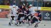 Wiedererstarkte Miners waren am Sonntagabend zu Gast in der ABW Arena. Nach einer langen Niederlagenserie mit 0 Punkten entschloss man sich zu einem Trainerwechsel, Statt  Christian Kratzmeier stehen nun der bisherige Assistenztrainer Josef Staltmayr und Stefan Isen hinter der Bande. Und das scheint prima zu funktionieren. Wurde zunächst der ESV Buchloe deutlich geschlagen, musste auch der TSV Miesbach eine 6:3 Schlappe hinnehmen, und nun also auch die Sharks.

Lediglich 20 Minuten konnte der ESC Kempten sein gewohnt schnelles Spiel gegen abgeklärte und eiskalte Gäste in Szene setzen. 2:2 stand es nach dem ersten Drittel, die zweimalige Führung der Allgäuer durch Lars Grözin-ger und Maximilian Schäffler konnten die Gäste allerdings immer wieder recht zügig egalisieren. Mit drei Toren in Folge setzte sich Peißenberg dann im zweiten Drittel deutlich ab. Kempten kam nicht mehr richtig ins Spiel und die Gäste nutzen die Fehler der Sharks zu teilweise sehenswert heraus gespielten Treffern. Und der Hoffnungsfunke nach dem schnellen 3:5 erneut durch Grözinger zu Beginn des letzten Spielabschnitts glimmte keine zwei Minuten, da stellten die Gäste den drei Tore Abstand wieder her. Kempten war trotzdem bemüht nochmals heranzukommen, aber die Verteidigung der Miners samt dem starken Torhüter Korbinian Sertl stand stabil und ließ keinen weiteren Treffer mehr zu. Der Endstand zum 3:7 fiel ins verwaiste Tor der Illerstädter, man hatte zum Spielende noch den Goalie zugunsten eines sechsten Feldspielers vom Eis genommen, aber auch das blieb ohne Erfolg.

Nach den beiden Niederlage und dem Spielabbruch am Freitag in Amberg also ein eher verkorkstes Wochenende für das Team um Kapitän Eugen Scheffer. Nun bleibt eine ganze Woche Zeit, sich wieder neu zu sortieren, und unter der Woche auf das letzte Spiel der Aufstiegsrunde am Sonntag in Miesbach vorzubereiten, bevor es dann in die Playoffs geht.

 StatistikESC Kempten – TSV Peißenberg: 3:7 (2:2,0:3,1:2)Tore: 1:0 Grözinger (Schäffler,Rau)(7.),
1:1 Andrä (Estermaier,Degenstein)(12.),
2:1 Schäffler (Grözinger,Rau)(17.),
2:2 Degenstein (Estermaier)(19.),
2:3 Malzatzki (Vogl,Fissekis)(31.),
2:4 Ondörtoglu (Estermaier)(32.),
2:5 Ondörtoglu (Hörndl,Vogl)(37.),
3:5 Grözinger (Rau,Schäffler)(41.),
3:6 Degenstein (Malzatzki,Lidl)(42.),
3:7 Fissekis (Vogl,Lidl)(ENG)(60.).Strafminuten: ESC Kempten: 10
TSV Peißenberg: 16Beste Spieler:ESC Kempten: Lars Grözinger
EHC Waldkraiburg: Dennis DegensteinZuschauer: 427