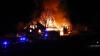 Auf einem Bauernhof in Waltenhofen ist am frühen Donnerstagmorgen ein Feuer ausgebrochen. Das landwirtschaftliche Anwesen ist nach Angaben der Polizei komplett niedergebrannt. Die Feuerwehr war mit einem Großaufgebot vor Ort. Als die freiwilligen Feuerwehren aus Waltenhofen, Martinszell, Niedersonthofen, Stein, Immenstadt und Eckarts eintrafen, stand der Anbau bereits in Vollbrand.
[video]https://www.youtube.com/watch?v=e-dezc7x-pE[/video]
200.000 Euro Sachschaden Wie die Polizei mitteilt, hatte ein aufmerksamer Zeuge das Feuer entdeckt. Die einzige Person die in dem Gebäude wohnte konnte sich rechtzeitig in Sicherheit bringen und wurde nicht verletzt. Der Sachschaden wird auf rund 200.000 Euro geschätzt. Auf dem Hof waren keine Tiere untergebracht. Der Brandherd lag nach Angaben der Polizei in der angrenzenden Scheune. Die Ursache ist aktuell noch unklar, der Kriminaldauerdienst Memmingen hat die Ermittlungen aber bereits aufgenommen.