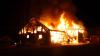 Auf einem Bauernhof in Waltenhofen ist am frühen Donnerstagmorgen ein Feuer ausgebrochen. Das landwirtschaftliche Anwesen ist nach Angaben der Polizei komplett niedergebrannt. Die Feuerwehr war mit einem Großaufgebot vor Ort. Als die freiwilligen Feuerwehren aus Waltenhofen, Martinszell, Niedersonthofen, Stein, Immenstadt und Eckarts eintrafen, stand der Anbau bereits in Vollbrand.
[video]https://www.youtube.com/watch?v=e-dezc7x-pE[/video]
200.000 Euro Sachschaden Wie die Polizei mitteilt, hatte ein aufmerksamer Zeuge das Feuer entdeckt. Die einzige Person die in dem Gebäude wohnte konnte sich rechtzeitig in Sicherheit bringen und wurde nicht verletzt. Der Sachschaden wird auf rund 200.000 Euro geschätzt. Auf dem Hof waren keine Tiere untergebracht. Der Brandherd lag nach Angaben der Polizei in der angrenzenden Scheune. Die Ursache ist aktuell noch unklar, der Kriminaldauerdienst Memmingen hat die Ermittlungen aber bereits aufgenommen.