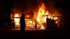 Auf einem Bauernhof in Waltenhofen ist am frühen Donnerstagmorgen ein Feuer ausgebrochen. Das landwirtschaftliche Anwesen ist nach Angaben der Polizei komplett niedergebrannt. Die Feuerwehr war mit einem Großaufgebot vor Ort. Als die freiwilligen Feuerwehren aus Waltenhofen, Martinszell, Niedersonthofen, Stein, Immenstadt und Eckarts eintrafen, stand der Anbau bereits in Vollbrand.
[video]https://www.youtube.com/watch?v=e-dezc7x-pE[/video]
200.000 Euro Sachschaden Wie die Polizei mitteilt, hatte ein aufmerksamer Zeuge das Feuer entdeckt. Die einzige Person die in dem Gebäude wohnte konnte sich rechtzeitig in Sicherheit bringen und wurde nicht verletzt. Der Sachschaden wird auf rund 200.000 Euro geschätzt. Auf dem Hof waren keine Tiere untergebracht. Der Brandherd lag nach Angaben der Polizei in der angrenzenden Scheune. Die Ursache ist aktuell noch unklar, der Kriminaldauerdienst Memmingen hat die Ermittlungen aber bereits aufgenommen.