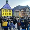 Rund 150 Teilnehmerinnen und Teilnehmer haben sich am Mittwochabend auf dem Marienplatz in Immenstadt zu einer Mahnwache gegen den Krieg in der Ukraine versammelt. Zu der Versammlung und den Friedensgebeten hatte der Ortsverein der Grünen aufgerufen.

"Die Mahnwache ist parteiübergreifend und richtet sich an die gesamte Zivilgesellschaft. Die katholische und evangelische Kirche beteiligen sich ebenso wie andere religiöse Gemeinschaften und werden die Friedensgebete sprechen", so die Vorsitzende Constanze Beutler am Abend in Immenstadt. 

Mit der Aktion wollte der Ortsverband Immenstadt ein Zeichen für Frieden und Solidarität mit der Ukraine setzten. Mit dabei war auch ein Paar aus der Ukraine, das von der derzeitigen Situation in dem Kriegsland berichtete.