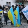 Rund 150 Teilnehmerinnen und Teilnehmer haben sich am Mittwochabend auf dem Marienplatz in Immenstadt zu einer Mahnwache gegen den Krieg in der Ukraine versammelt. Zu der Versammlung und den Friedensgebeten hatte der Ortsverein der Grünen aufgerufen.

"Die Mahnwache ist parteiübergreifend und richtet sich an die gesamte Zivilgesellschaft. Die katholische und evangelische Kirche beteiligen sich ebenso wie andere religiöse Gemeinschaften und werden die Friedensgebete sprechen", so die Vorsitzende Constanze Beutler am Abend in Immenstadt. 

Mit der Aktion wollte der Ortsverband Immenstadt ein Zeichen für Frieden und Solidarität mit der Ukraine setzten. Mit dabei war auch ein Paar aus der Ukraine, das von der derzeitigen Situation in dem Kriegsland berichtete.