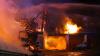 Auf einem Bauernhof in Waltenhofen ist am frühen Donnerstagmorgen ein Feuer ausgebrochen. Das landwirtschaftliche Anwesen ist nach Angaben der Polizei komplett niedergebrannt. Die Feuerwehr war mit einem Großaufgebot vor Ort. Als die freiwilligen Feuerwehren aus Waltenhofen, Martinszell, Niedersonthofen, Stein, Immenstadt und Eckarts eintrafen, stand der Anbau bereits in Vollbrand.
[video]https://www.youtube.com/watch?v=e-dezc7x-pE[/video]
200.000 Euro Sachschaden Wie die Polizei mitteilt, hatte ein aufmerksamer Zeuge das Feuer entdeckt. Die einzige Person die in dem Gebäude wohnte konnte sich rechtzeitig in Sicherheit bringen und wurde nicht verletzt. Der Sachschaden wird auf rund 200.000 Euro geschätzt. Auf dem Hof waren keine Tiere untergebracht. Der Brandherd lag nach Angaben der Polizei in der angrenzenden Scheune. Die Ursache ist aktuell noch unklar, der Kriminaldauerdienst Memmingen hat die Ermittlungen aber bereits aufgenommen.