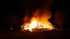 Auf einem Bauernhof in Waltenhofen ist am frühen Donnerstagmorgen ein Feuer ausgebrochen. Das landwirtschaftliche Anwesen ist nach Angaben der Polizei komplett niedergebrannt. Die Feuerwehr war mit einem Großaufgebot vor Ort. Als die freiwilligen Feuerwehren aus Waltenhofen, Martinszell, Niedersonthofen, Stein, Immenstadt und Eckarts eintrafen, stand der Anbau bereits in Vollbrand.
[video]https://www.youtube.com/watch?v=e-dezc7x-pE[/video]
200.000 Euro Sachschaden Wie die Polizei mitteilt, hatte ein aufmerksamer Zeuge das Feuer entdeckt. Die einzige Person die in dem Gebäude wohnte konnte sich rechtzeitig in Sicherheit bringen und wurde nicht verletzt. Der Sachschaden wird auf rund 200.000 Euro geschätzt. Auf dem Hof waren keine Tiere untergebracht. Der Brandherd lag nach Angaben der Polizei in der angrenzenden Scheune. Die Ursache ist aktuell noch unklar, der Kriminaldauerdienst Memmingen hat die Ermittlungen aber bereits aufgenommen.