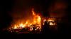 Auf einem Bauernhof in Waltenhofen ist am frühen Donnerstagmorgen ein Feuer ausgebrochen. Das landwirtschaftliche Anwesen ist nach Angaben der Polizei komplett niedergebrannt. Die Feuerwehr war mit einem Großaufgebot vor Ort. Als die freiwilligen Feuerwehren aus Waltenhofen, Martinszell, Niedersonthofen, Stein, Immenstadt und Eckarts eintrafen, stand der Anbau bereits in Vollbrand.
[video]https://www.youtube.com/watch?v=e-dezc7x-pE[/video]
200.000 Euro Sachschaden Wie die Polizei mitteilt, hatte ein aufmerksamer Zeuge das Feuer entdeckt. Die einzige Person die in dem Gebäude wohnte konnte sich rechtzeitig in Sicherheit bringen und wurde nicht verletzt. Der Sachschaden wird auf rund 200.000 Euro geschätzt. Auf dem Hof waren keine Tiere untergebracht. Der Brandherd lag nach Angaben der Polizei in der angrenzenden Scheune. Die Ursache ist aktuell noch unklar, der Kriminaldauerdienst Memmingen hat die Ermittlungen aber bereits aufgenommen.