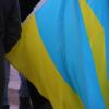 Rund 150 Teilnehmerinnen und Teilnehmer haben sich am Mittwochabend auf dem Marienplatz in Immenstadt zu einer Mahnwache gegen den Krieg in der Ukraine versammelt. Zu der Versammlung und den Friedensgebeten hatte der Ortsverein der Grünen aufgerufen.

"Die Mahnwache ist parteiübergreifend und richtet sich an die gesamte Zivilgesellschaft. Die katholische und evangelische Kirche beteiligen sich ebenso wie andere religiöse Gemeinschaften und werden die Friedensgebete sprechen", so die Vorsitzende Constanze Beutler am Abend in Immenstadt. 

Mit der Aktion wollte der Ortsverband Immenstadt ein Zeichen für Frieden und Solidarität mit der Ukraine setzten. Mit dabei war auch ein Paar aus der Ukraine, das von der derzeitigen Situation in dem Kriegsland berichtete.
