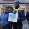 Rund 150 Teilnehmerinnen und Teilnehmer haben sich am Mittwochabend auf dem Marienplatz in Immenstadt zu einer Mahnwache gegen den Krieg in der Ukraine versammelt. Zu der Versammlung und den Friedensgebeten hatte der Ortsverein der Grünen aufgerufen.

"Die Mahnwache ist parteiübergreifend und richtet sich an die gesamte Zivilgesellschaft. Die katholische und evangelische Kirche beteiligen sich ebenso wie andere religiöse Gemeinschaften und werden die Friedensgebete sprechen", so die Vorsitzende Constanze Beutler am Abend in Immenstadt. 

Mit der Aktion wollte der Ortsverband Immenstadt ein Zeichen für Frieden und Solidarität mit der Ukraine setzten. Mit dabei war auch ein Paar aus der Ukraine, das von der derzeitigen Situation in dem Kriegsland berichtete.