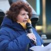 Rund 150 Teilnehmerinnen und Teilnehmer haben sich am Mittwochabend auf dem Marienplatz in Immenstadt zu einer Mahnwache gegen den Krieg in der Ukraine versammelt. Zu der Versammlung und den Friedensgebeten hatte der Ortsverein der Grünen aufgerufen.

"Die Mahnwache ist parteiübergreifend und richtet sich an die gesamte Zivilgesellschaft. Die katholische und evangelische Kirche beteiligen sich ebenso wie andere religiöse Gemeinschaften und werden die Friedensgebete sprechen", so die Vorsitzende Constanze Beutler am Abend in Immenstadt. 

Mit der Aktion wollte der Ortsverband Immenstadt ein Zeichen für Frieden und Solidarität mit der Ukraine setzten. Mit dabei war auch ein Paar aus der Ukraine, das von der derzeitigen Situation in dem Kriegsland berichtete.