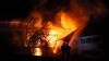Auf einem Bauernhof in Waltenhofen ist am frühen Donnerstagmorgen ein Feuer ausgebrochen. Das landwirtschaftliche Anwesen ist nach Angaben der Polizei komplett niedergebrannt. Die Feuerwehr war mit einem Großaufgebot vor Ort. Als die freiwilligen Feuerwehren aus Waltenhofen, Martinszell, Niedersonthofen, Stein, Immenstadt und Eckarts eintrafen, stand der Anbau bereits in Vollbrand.
[video]https://www.youtube.com/watch?v=e-dezc7x-pE[/video]
200.000 Euro Sachschaden Wie die Polizei mitteilt, hatte ein aufmerksamer Zeuge das Feuer entdeckt. Die einzige Person die in dem Gebäude wohnte konnte sich rechtzeitig in Sicherheit bringen und wurde nicht verletzt. Der Sachschaden wird auf rund 200.000 Euro geschätzt. Auf dem Hof waren keine Tiere untergebracht. Der Brandherd lag nach Angaben der Polizei in der angrenzenden Scheune. Die Ursache ist aktuell noch unklar, der Kriminaldauerdienst Memmingen hat die Ermittlungen aber bereits aufgenommen.