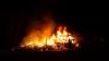 Auf einem Bauernhof in Waltenhofen ist am frühen Donnerstagmorgen ein Feuer ausgebrochen. Das landwirtschaftliche Anwesen ist nach Angaben der Polizei komplett niedergebrannt. Die Feuerwehr war mit einem Großaufgebot vor Ort. Als die freiwilligen Feuerwehren aus Waltenhofen, Martinszell, Niedersonthofen, Stein, Immenstadt und Eckarts eintrafen, stand der Anbau bereits in Vollbrand.
[video]https://www.youtube.com/watch?v=e-dezc7x-pE[/video]
200.000 Euro Sachschaden Wie die Polizei mitteilt, hatte ein aufmerksamer Zeuge das Feuer entdeckt. Die einzige Person die in dem Gebäude wohnte konnte sich rechtzeitig in Sicherheit bringen und wurde nicht verletzt. Der Sachschaden wird auf rund 200.000 Euro geschätzt. Auf dem Hof waren keine Tiere untergebracht. Der Brandherd lag nach Angaben der Polizei in der angrenzenden Scheune. Die Ursache ist aktuell noch unklar, der Kriminaldauerdienst Memmingen hat die Ermittlungen aber bereits aufgenommen.