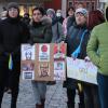 Rund 150 Teilnehmerinnen und Teilnehmer haben sich am Mittwochabend auf dem Marienplatz in Immenstadt zu einer Mahnwache gegen den Krieg in der Ukraine versammelt. Zu der Versammlung und den Friedensgebeten hatte der Ortsverein der Grünen aufgerufen.

"Die Mahnwache ist parteiübergreifend und richtet sich an die gesamte Zivilgesellschaft. Die katholische und evangelische Kirche beteiligen sich ebenso wie andere religiöse Gemeinschaften und werden die Friedensgebete sprechen", so die Vorsitzende Constanze Beutler am Abend in Immenstadt. 

Mit der Aktion wollte der Ortsverband Immenstadt ein Zeichen für Frieden und Solidarität mit der Ukraine setzten. Mit dabei war auch ein Paar aus der Ukraine, das von der derzeitigen Situation in dem Kriegsland berichtete.