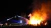 Auf einem Bauernhof in Waltenhofen ist am frühen Donnerstagmorgen ein Feuer ausgebrochen. Das landwirtschaftliche Anwesen ist nach Angaben der Polizei komplett niedergebrannt. Die Feuerwehr war mit einem Großaufgebot vor Ort. Als die freiwilligen Feuerwehren aus Waltenhofen, Martinszell, Niedersonthofen, Stein, Immenstadt und Eckarts eintrafen, stand der Anbau bereits in Vollbrand.
[video]https://www.youtube.com/watch?v=e-dezc7x-pE[/video]
200.000 Euro Sachschaden Wie die Polizei mitteilt, hatte ein aufmerksamer Zeuge das Feuer entdeckt. Die einzige Person die in dem Gebäude wohnte konnte sich rechtzeitig in Sicherheit bringen und wurde nicht verletzt. Der Sachschaden wird auf rund 200.000 Euro geschätzt. Auf dem Hof waren keine Tiere untergebracht. Der Brandherd lag nach Angaben der Polizei in der angrenzenden Scheune. Die Ursache ist aktuell noch unklar, der Kriminaldauerdienst Memmingen hat die Ermittlungen aber bereits aufgenommen.