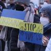 Rund 150 Teilnehmerinnen und Teilnehmer haben sich am Mittwochabend auf dem Marienplatz in Immenstadt zu einer Mahnwache gegen den Krieg in der Ukraine versammelt. Zu der Versammlung und den Friedensgebeten hatte der Ortsverein der Grünen aufgerufen.

"Die Mahnwache ist parteiübergreifend und richtet sich an die gesamte Zivilgesellschaft. Die katholische und evangelische Kirche beteiligen sich ebenso wie andere religiöse Gemeinschaften und werden die Friedensgebete sprechen", so die Vorsitzende Constanze Beutler am Abend in Immenstadt. 

Mit der Aktion wollte der Ortsverband Immenstadt ein Zeichen für Frieden und Solidarität mit der Ukraine setzten. Mit dabei war auch ein Paar aus der Ukraine, das von der derzeitigen Situation in dem Kriegsland berichtete.