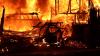 Auf einem Bauernhof in Waltenhofen ist am frühen Donnerstagmorgen ein Feuer ausgebrochen. Das landwirtschaftliche Anwesen ist nach Angaben der Polizei komplett niedergebrannt. Die Feuerwehr war mit einem Großaufgebot vor Ort. Als die freiwilligen Feuerwehren aus Waltenhofen, Martinszell, Niedersonthofen, Stein, Immenstadt und Eckarts eintrafen, stand der Anbau bereits in Vollbrand.
[video]https://www.youtube.com/watch?v=e-dezc7x-pE[/video]
200.000 Euro Sachschaden Wie die Polizei mitteilt, hatte ein aufmerksamer Zeuge das Feuer entdeckt. Die einzige Person die in dem Gebäude wohnte konnte sich rechtzeitig in Sicherheit bringen und wurde nicht verletzt. Der Sachschaden wird auf rund 200.000 Euro geschätzt. Auf dem Hof waren keine Tiere untergebracht. Der Brandherd lag nach Angaben der Polizei in der angrenzenden Scheune. Die Ursache ist aktuell noch unklar, der Kriminaldauerdienst Memmingen hat die Ermittlungen aber bereits aufgenommen.