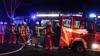 Auf einem Bauernhof in Waltenhofen ist am frühen Donnerstagmorgen ein Feuer ausgebrochen. Das landwirtschaftliche Anwesen ist nach Angaben der Polizei komplett niedergebrannt. Die Feuerwehr war mit einem Großaufgebot vor Ort. Als die freiwilligen Feuerwehren aus Waltenhofen, Martinszell, Niedersonthofen, Stein, Immenstadt und Eckarts eintrafen, stand der Anbau bereits in Vollbrand.
[video]https://www.youtube.com/watch?v=e-dezc7x-pE[/video]
200.000 Euro Sachschaden Wie die Polizei mitteilt, hatte ein aufmerksamer Zeuge das Feuer entdeckt. Die einzige Person die in dem Gebäude wohnte konnte sich rechtzeitig in Sicherheit bringen und wurde nicht verletzt. Der Sachschaden wird auf rund 200.000 Euro geschätzt. Auf dem Hof waren keine Tiere untergebracht. Der Brandherd lag nach Angaben der Polizei in der angrenzenden Scheune. Die Ursache ist aktuell noch unklar, der Kriminaldauerdienst Memmingen hat die Ermittlungen aber bereits aufgenommen.