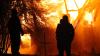 Auf einem Bauernhof in Waltenhofen ist am frühen Donnerstagmorgen ein Feuer ausgebrochen. Das landwirtschaftliche Anwesen ist nach Angaben der Polizei komplett niedergebrannt. Die Feuerwehr war mit einem Großaufgebot vor Ort. Als die freiwilligen Feuerwehren aus Waltenhofen, Martinszell, Niedersonthofen, Stein, Immenstadt und Eckarts eintrafen, stand der Anbau bereits in Vollbrand.
[video]https://www.youtube.com/watch?v=e-dezc7x-pE[/video]
200.000 Euro Sachschaden Wie die Polizei mitteilt, hatte ein aufmerksamer Zeuge das Feuer entdeckt. Die einzige Person die in dem Gebäude wohnte konnte sich rechtzeitig in Sicherheit bringen und wurde nicht verletzt. Der Sachschaden wird auf rund 200.000 Euro geschätzt. Auf dem Hof waren keine Tiere untergebracht. Der Brandherd lag nach Angaben der Polizei in der angrenzenden Scheune. Die Ursache ist aktuell noch unklar, der Kriminaldauerdienst Memmingen hat die Ermittlungen aber bereits aufgenommen.