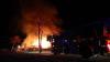 Auf einem Bauernhof in Waltenhofen ist am frühen Donnerstagmorgen ein Feuer ausgebrochen. Das landwirtschaftliche Anwesen ist nach Angaben der Polizei komplett niedergebrannt. Die Feuerwehr war mit einem Großaufgebot vor Ort. Als die freiwilligen Feuerwehren aus Waltenhofen, Martinszell, Niedersonthofen, Stein, Immenstadt und Eckarts eintrafen, stand der Anbau bereits in Vollbrand.
[video]https://www.youtube.com/watch?v=e-dezc7x-pE[/video]
200.000 Euro Sachschaden Wie die Polizei mitteilt, hatte ein aufmerksamer Zeuge das Feuer entdeckt. Die einzige Person die in dem Gebäude wohnte konnte sich rechtzeitig in Sicherheit bringen und wurde nicht verletzt. Der Sachschaden wird auf rund 200.000 Euro geschätzt. Auf dem Hof waren keine Tiere untergebracht. Der Brandherd lag nach Angaben der Polizei in der angrenzenden Scheune. Die Ursache ist aktuell noch unklar, der Kriminaldauerdienst Memmingen hat die Ermittlungen aber bereits aufgenommen.