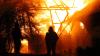 Auf einem Bauernhof in Waltenhofen ist am frühen Donnerstagmorgen ein Feuer ausgebrochen. Das landwirtschaftliche Anwesen ist nach Angaben der Polizei komplett niedergebrannt. Die Feuerwehr war mit einem Großaufgebot vor Ort. Als die freiwilligen Feuerwehren aus Waltenhofen, Martinszell, Niedersonthofen, Stein, Immenstadt und Eckarts eintrafen, stand der Anbau bereits in Vollbrand.
[video]https://www.youtube.com/watch?v=e-dezc7x-pE[/video]
200.000 Euro Sachschaden Wie die Polizei mitteilt, hatte ein aufmerksamer Zeuge das Feuer entdeckt. Die einzige Person die in dem Gebäude wohnte konnte sich rechtzeitig in Sicherheit bringen und wurde nicht verletzt. Der Sachschaden wird auf rund 200.000 Euro geschätzt. Auf dem Hof waren keine Tiere untergebracht. Der Brandherd lag nach Angaben der Polizei in der angrenzenden Scheune. Die Ursache ist aktuell noch unklar, der Kriminaldauerdienst Memmingen hat die Ermittlungen aber bereits aufgenommen.