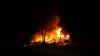 Auf einem Bauernhof in Waltenhofen ist am frühen Donnerstagmorgen ein Feuer ausgebrochen. Das landwirtschaftliche Anwesen ist nach Angaben der Polizei komplett niedergebrannt. Die Feuerwehr war mit einem Großaufgebot vor Ort. Als die freiwilligen Feuerwehren aus Waltenhofen, Martinszell, Niedersonthofen, Stein, Immenstadt und Eckarts eintrafen, stand der Anbau bereits in Vollbrand.
[video]https://www.youtube.com/watch?v=e-dezc7x-pE[/video]
200.000 Euro Sachschaden Wie die Polizei mitteilt, hatte ein aufmerksamer Zeuge das Feuer entdeckt. Die einzige Person die in dem Gebäude wohnte konnte sich rechtzeitig in Sicherheit bringen und wurde nicht verletzt. Der Sachschaden wird auf rund 200.000 Euro geschätzt. Auf dem Hof waren keine Tiere untergebracht. Der Brandherd lag nach Angaben der Polizei in der angrenzenden Scheune. Die Ursache ist aktuell noch unklar, der Kriminaldauerdienst Memmingen hat die Ermittlungen aber bereits aufgenommen.