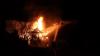 Auf einem Bauernhof in Waltenhofen ist am frühen Donnerstagmorgen ein Feuer ausgebrochen. Das landwirtschaftliche Anwesen ist nach Angaben der Polizei komplett niedergebrannt. Die Feuerwehr war mit einem Großaufgebot vor Ort. Als die freiwilligen Feuerwehren aus Waltenhofen, Martinszell, Niedersonthofen, Stein, Immenstadt und Eckarts eintrafen, stand der Anbau bereits in Vollbrand.
[video]https://www.youtube.com/watch?v=e-dezc7x-pE[/video]
200.000 Euro Sachschaden Wie die Polizei mitteilt, hatte ein aufmerksamer Zeuge das Feuer entdeckt. Die einzige Person die in dem Gebäude wohnte konnte sich rechtzeitig in Sicherheit bringen und wurde nicht verletzt. Der Sachschaden wird auf rund 200.000 Euro geschätzt. Auf dem Hof waren keine Tiere untergebracht. Der Brandherd lag nach Angaben der Polizei in der angrenzenden Scheune. Die Ursache ist aktuell noch unklar, der Kriminaldauerdienst Memmingen hat die Ermittlungen aber bereits aufgenommen.