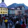 Rund 150 Teilnehmerinnen und Teilnehmer haben sich am Mittwochabend auf dem Marienplatz in Immenstadt zu einer Mahnwache gegen den Krieg in der Ukraine versammelt. Zu der Versammlung und den Friedensgebeten hatte der Ortsverein der Grünen aufgerufen.

"Die Mahnwache ist parteiübergreifend und richtet sich an die gesamte Zivilgesellschaft. Die katholische und evangelische Kirche beteiligen sich ebenso wie andere religiöse Gemeinschaften und werden die Friedensgebete sprechen", so die Vorsitzende Constanze Beutler am Abend in Immenstadt. 

Mit der Aktion wollte der Ortsverband Immenstadt ein Zeichen für Frieden und Solidarität mit der Ukraine setzten. Mit dabei war auch ein Paar aus der Ukraine, das von der derzeitigen Situation in dem Kriegsland berichtete.