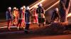 Auf einem Bauernhof in Waltenhofen ist am frühen Donnerstagmorgen ein Feuer ausgebrochen. Das landwirtschaftliche Anwesen ist nach Angaben der Polizei komplett niedergebrannt. Die Feuerwehr war mit einem Großaufgebot vor Ort. Als die freiwilligen Feuerwehren aus Waltenhofen, Martinszell, Niedersonthofen, Stein, Immenstadt und Eckarts eintrafen, stand der Anbau bereits in Vollbrand.
[video]https://www.youtube.com/watch?v=e-dezc7x-pE[/video]
200.000 Euro Sachschaden Wie die Polizei mitteilt, hatte ein aufmerksamer Zeuge das Feuer entdeckt. Die einzige Person die in dem Gebäude wohnte konnte sich rechtzeitig in Sicherheit bringen und wurde nicht verletzt. Der Sachschaden wird auf rund 200.000 Euro geschätzt. Auf dem Hof waren keine Tiere untergebracht. Der Brandherd lag nach Angaben der Polizei in der angrenzenden Scheune. Die Ursache ist aktuell noch unklar, der Kriminaldauerdienst Memmingen hat die Ermittlungen aber bereits aufgenommen.