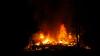 Auf einem Bauernhof in Waltenhofen ist am frühen Donnerstagmorgen ein Feuer ausgebrochen. Das landwirtschaftliche Anwesen ist nach Angaben der Polizei komplett niedergebrannt. Die Feuerwehr war mit einem Großaufgebot vor Ort. Als die freiwilligen Feuerwehren aus Waltenhofen, Martinszell, Niedersonthofen, Stein, Immenstadt und Eckarts eintrafen, stand der Anbau bereits in Vollbrand.
[video]https://www.youtube.com/watch?v=e-dezc7x-pE[/video]
200.000 Euro Sachschaden Wie die Polizei mitteilt, hatte ein aufmerksamer Zeuge das Feuer entdeckt. Die einzige Person die in dem Gebäude wohnte konnte sich rechtzeitig in Sicherheit bringen und wurde nicht verletzt. Der Sachschaden wird auf rund 200.000 Euro geschätzt. Auf dem Hof waren keine Tiere untergebracht. Der Brandherd lag nach Angaben der Polizei in der angrenzenden Scheune. Die Ursache ist aktuell noch unklar, der Kriminaldauerdienst Memmingen hat die Ermittlungen aber bereits aufgenommen.