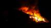 Auf einem Bauernhof in Waltenhofen ist am frühen Donnerstagmorgen ein Feuer ausgebrochen. Das landwirtschaftliche Anwesen ist nach Angaben der Polizei komplett niedergebrannt. Die Feuerwehr war mit einem Großaufgebot vor Ort. Als die freiwilligen Feuerwehren aus Waltenhofen, Martinszell, Niedersonthofen, Stein, Immenstadt und Eckarts eintrafen, stand der Anbau bereits in Vollbrand.
[video]https://www.youtube.com/watch?v=e-dezc7x-pE[/video]
200.000 Euro Sachschaden Wie die Polizei mitteilt, hatte ein aufmerksamer Zeuge das Feuer entdeckt. Die einzige Person die in dem Gebäude wohnte konnte sich rechtzeitig in Sicherheit bringen und wurde nicht verletzt. Der Sachschaden wird auf rund 200.000 Euro geschätzt. Auf dem Hof waren keine Tiere untergebracht. Der Brandherd lag nach Angaben der Polizei in der angrenzenden Scheune. Die Ursache ist aktuell noch unklar, der Kriminaldauerdienst Memmingen hat die Ermittlungen aber bereits aufgenommen.
