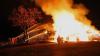 Auf einem Bauernhof in Waltenhofen ist am frühen Donnerstagmorgen ein Feuer ausgebrochen. Das landwirtschaftliche Anwesen ist nach Angaben der Polizei komplett niedergebrannt. Die Feuerwehr war mit einem Großaufgebot vor Ort. Als die freiwilligen Feuerwehren aus Waltenhofen, Martinszell, Niedersonthofen, Stein, Immenstadt und Eckarts eintrafen, stand der Anbau bereits in Vollbrand.
[video]https://www.youtube.com/watch?v=e-dezc7x-pE[/video]
200.000 Euro Sachschaden Wie die Polizei mitteilt, hatte ein aufmerksamer Zeuge das Feuer entdeckt. Die einzige Person die in dem Gebäude wohnte konnte sich rechtzeitig in Sicherheit bringen und wurde nicht verletzt. Der Sachschaden wird auf rund 200.000 Euro geschätzt. Auf dem Hof waren keine Tiere untergebracht. Der Brandherd lag nach Angaben der Polizei in der angrenzenden Scheune. Die Ursache ist aktuell noch unklar, der Kriminaldauerdienst Memmingen hat die Ermittlungen aber bereits aufgenommen.