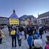 Rund 150 Teilnehmerinnen und Teilnehmer haben sich am Mittwochabend auf dem Marienplatz in Immenstadt zu einer Mahnwache gegen den Krieg in der Ukraine versammelt. Zu der Versammlung und den Friedensgebeten hatte der Ortsverein der Grünen aufgerufen.

"Die Mahnwache ist parteiübergreifend und richtet sich an die gesamte Zivilgesellschaft. Die katholische und evangelische Kirche beteiligen sich ebenso wie andere religiöse Gemeinschaften und werden die Friedensgebete sprechen", so die Vorsitzende Constanze Beutler am Abend in Immenstadt. 

Mit der Aktion wollte der Ortsverband Immenstadt ein Zeichen für Frieden und Solidarität mit der Ukraine setzten. Mit dabei war auch ein Paar aus der Ukraine, das von der derzeitigen Situation in dem Kriegsland berichtete.
