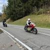 Der Jochpass bietet zwischen Bad Hindelang und Oberjoch 105 Kurven auf 6,4 Kilometern. Bis einschließlich Sonntag fand bei Bad Hindelang das 22. Jochpass-Memorial statt. Oldtimer, Youngtimer und natürlich auch Motorräder waren beim Rennen auf der höchstgelegenen Bundesstraße dabei. 170 Autos, 34 Vorkriegsfahrzeuge und knapp 70 Motorräder waren am Start. Während es am Samstagvormittag noch düster aussah, riss der Himmel ab mittags auf. Auch am Sonntag startete der Tag mit blauem Himmel!