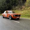 Der Jochpass bietet zwischen Bad Hindelang und Oberjoch 105 Kurven auf 6,4 Kilometern. Bis einschließlich Sonntag fand bei Bad Hindelang das 22. Jochpass-Memorial statt. Oldtimer, Youngtimer und natürlich auch Motorräder waren beim Rennen auf der höchstgelegenen Bundesstraße dabei. 170 Autos, 34 Vorkriegsfahrzeuge und knapp 70 Motorräder waren am Start. Während es am Samstagvormittag noch düster aussah, riss der Himmel ab mittags auf. Auch am Sonntag startete der Tag mit blauem Himmel!