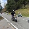 Der Jochpass bietet zwischen Bad Hindelang und Oberjoch 105 Kurven auf 6,4 Kilometern. Bis einschließlich Sonntag fand bei Bad Hindelang das 22. Jochpass-Memorial statt. Oldtimer, Youngtimer und natürlich auch Motorräder waren beim Rennen auf der höchstgelegenen Bundesstraße dabei. 170 Autos, 34 Vorkriegsfahrzeuge und knapp 70 Motorräder waren am Start. Während es am Samstagvormittag noch düster aussah, riss der Himmel ab mittags auf. Auch am Sonntag startete der Tag mit blauem Himmel!