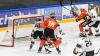 Um die Festigung von Platz 8 und damit das Heimrecht in den Pre-Playoffs ging es Donnerstagabend vor 1.452 Zuschauern in der erdgas schwaben arena, beim Spiel des ESV Kaufbeuren gegen die zweitplatzierten Frankfurter Löwen, die um die Tabellenführung kämpften. Absolut kein leichtes Unterfangen also für Tray Tuomie und sein Team, das dabei auf Stefan Vajs, Markus Schweiger, Dieter Geidl und Tobias Echtler verzichten musste. Die Joker gingen mit allen vier Kontingent Stürmern ins Rennen und ließen Thomas Höneckl deshalb pausieren. Zwischen den Pfosten startete somit Maximilian Meier.
Penalty zum Ausgleich Das hier zwei hochmotivierte Teams aufeinander trafen wurde schnell klar, als sich bereits nach kurzer Zeit Mikko Lehtonen und Bobby Raymond in die Wolle bekamen und dafür beide auf die Strafbank mussten. Bei jeweils vier Feldspielern konnten sich die Joker die erste richtig gute Chance erspielen, als Sami Blomqvist erst kreiste und dann auf Markus Lillich ablegte, der einen Strahl aus dem Handgelenk nur haarscharf am Kasten von Bastian Kucis vorbeisetzte. Es folgte eine sehr unschöne Szene in Minute Fünf, in der Frankfurts Carson McMillan völlig übermotiviert den jungen David Diebolder vor dem Gästetor abräumte und ihn dabei am Kopf traf. Die Aktion blieb bedauerlicherweise unbestraft und Diebolder musste gestützt in die Kabine gebracht werden. Dann wurde wieder Hockey gespielt und Sami Blomqvist setzte in der neunten Minute energisch im Slot nach, doch sein Rückhandabschluss rutschte vorbei am Pfosten. Der erste Treffer der Party war den Löwen vergönnt, als bei angezeigter Strafe der alte Fuchs Adam Mitchell vor das rotgelbe Tor zog, quer auf Kevin Maginot spielte, dieser Maxi Meier keine Abwehrchance ließ und zum 0:1 in der 10 Minute traf. Die Gäste bekamen nun Rückenwind, Kaufbeurens Schlussmann musste gegen Kevin Maginot und Nathan Burns alles auspacken, um einen weiteren Treffer zu verhindern. In der 13. Minute ist Sami Blomqvist vielleicht etwas zu uneigennützig, weil er aus aussichtsreicher Position nicht selbst abzog, sondern nochmals weiter zu Mikko Lehtonen schob, dessen One Timer aus spitzem Winkel von Kucis abgewehrt wurde. Die Joker aber jetzt mit Druck und einem Max Oswald der kurz vor dem Torschuss nur noch unfair gestoppt werden konnte, woraufhin der Schiedsrichter auf Penalty entschied. John Lammer trat an und wie. Ein schöner Move, ein noch schönerer Rückhandlupfer unter die Querlatte und es stand 1:1 in der 13. Minute. Diesen Torestand konnte der ESVK mit viel Mühe und Herz dann auch in die erste Pause bringen.Hart umkämpfte Partie Mit Torschüssen von Davis Vandane im Löwentrikot und Phillip Krauß im Dress der Joker, wurde das Mitteldrittel eröffnet, beide Male waren die Keeper aber schnell genug mit der Beinschiene unten. Die 24. Minute brach an und Tyler Spurgeon verschaffte sich durch einen Doppelpass mit Yannik Burghart ausreichend Platz, um vors Tor durchzubrechen, wo der Kapitän das Hartgummi gezielt zum 2:1 in die Maschen setzte. Die Frankfurter bemühten sich um eine schnelle Antwort und die gaben sie dann auch. Erst setzten sie sich lange im Angriffsdrittel fest und Maxi Meier konnte gegen Nathan Burns stark parieren, aber als sich Brett Breitkreuz die Scheibe hinter seinem Tor eroberte und den anlaufenden Adam Mitchell perfekt bediente, war auch er machtlos und es stand 2:2 in der 27. Minute. Kurz darauf setzte sich Yannik Burghart gut durch und seinen Kollegen Max Oswald in Szene, der plötzlich völlig frei vor Kucis stand, der Abschluss schlug aber zu zentral auf Frankfurts Keeper ein. In der 29. Minute herrschte dann allgemeine Verwirrung auf dem Eis, erst wurde Alex Thiel von der Scheibe am Kopf getroffen und der Schiedsrichter pfiff laut und deutlich ab, was die Gäste anscheinend nicht hörten, weiterspielten, ein Tor schossen und dieses dann auch noch von einem der Schiedsrichter gegeben wurde. Nach einer kurzen Diskussionsrunde wurde der Sachverhalt aber nochmals allen in Ruhe erklärt und das Tor zählte natürlich nicht. Eine Minute später halfen keine Diskussionen mehr, weil eine abgefälschte Scheibe am langen Pfosten auf dem Schläger von Brett Breitkreuz landete und von dort trocken zum 2:3 eingeschoben wurde. Die Löwen spielten nun immer wieder ihre leichte körperliche Überlegenheit aus, übertrieben es dabei aber auch immer wieder mal, wodurch Bobby Raymond sich auf der Strafbank wiederfand. Die Scheibe lief erst gut im Powerplay, doch den Gästen wäre durch McMillan beinahe der Shorthander gelungen, aber Meier war zur Stelle. Die größte Chance vor dem zweiten Pausentee hatten dann noch einmal die Hausherren, als Sami Blomqvist allein vor Bastian Kucis auftauchte, zwei schnelle Bewegungen machte, Kucis damit aber nicht überlisten konnte. Kurz vor der Sirene fing sich dann Carson McMillan noch eine Strafe wegen Spielverzögerung ein.Maximilian Meier hält den Punkt fest Das Schlussdrittel konnten die Joker also in Überzahl beginnen und das nutzten sie eiskalt aus. Alex Thiel kam frei und hart zum Schuss, Kucis ließ die Scheibe nach vorne abprallen, wo sie von Yannik Burghart in Empfang genommen und zum 3:3 in Minute 42 versenkt wurde. Ein sehr unterhaltsames Spiel verlief nun schnell und offen, hin und her. Klare Chancen blieben aber längere Zeit aus. Dylan Wruck haute in der 49. Minute aus der Distanz auf den ESV Kasten, Meier konnte das Spielgerät aber unter sich begraben. Auch Bobby Raymond scheiterte nur wenig später, am souveränen Goalie der Joker. Dann durfte der ESVK wieder ins Powerplay, weil Constantin Vogt nach einem Foul an Koziol auf die Strafbank geschickt wurde. Die Rotgelben bauten dabei mächtig Druck auf das Gäste Tor auf, doch immer brachten Kucis und seine Verteidiger, im letzten Moment einen Schläger dazwischen. Direkt im Anschluss drehte sich das Blatt und die Löwen kamen in Überzahl, nachdem sich Markus Lillich eine zweiminütige Strafe einfing. Frankfurt wollte nun den Deckel drauf machen, hatte die Rechnung aber ohne Maximilian Meier gemacht, der zwei unglaublich starke Saves zeigte und das Unentschieden festhielt. Mikko Lehtonen dann kurz vor Schuss noch mit einem verdeckten Schuss, der nur knapp über den Querbalken flog und auch die Löwen mit letzten wilden Anläufen, es blieb aber beim 3:3, womit es in die Overtime ging.
[video]https://www.youtube.com/watch?v=R7Tdc66jJbg[/video]Wohlverdienter Punkt Auch hier ging es sehenswert und spannend weiter, die Joker durch Philipp Krauß mit einem Pfostenschuss und viel Pech in dieser Szene, die den direkten Zwei auf Null Konter einleitete, der erneut bärenstark von Meier entschärft wurde. Man hätte den Rotgelben nach diesem Fight den Zusatzpunkt natürlich mehr als gegönnt, doch den strichen letztendlich doch die Gäste ein, als Adam Mitchell einen weiteren Alleingang zum 3:4 Endstand einschieben konnte. Die Joker konnte erhobenen Hauptes und mit einem wohlverdienten Punkt in den Feierabend fahren.

Für den ESVK steht nun fest, dass es in den Pre-Playoffs gegen den EHC Freiburg geht. Sollten die Joker ihr letztes Spiel in Selb in der regulären Spielzeit gewinnen, würden sich die Kaufbeurer damit unabhänging vom Ergebnis der Freiburger am letzten Spieltag sogar noch das Heimrecht sichern.
[video]https://www.youtube.com/watch?v=HRQB9aubzjE[/video]
