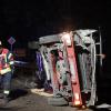 Weil er wohl zu schnell unterwegs war, ist am Samstagabend ein Pritschenwagen bei Offingen (Landkreis Günzburg) von der Straße abgekommen. Das berichtet die Polizei. Das Fahrzeug landete frontal auf dem Boden und kam anschließend auf der Seite zum Liegen.
Pritschenwagen sticht frontal ins Erdreich einDer Fahrer eines Pritschenwagens war am Samstagabend auf der Straße von Peterswörth in Richtung Offingen unterwegs. Wie die ersten Ermittlungen der Polizei ergaben, war er wohl zu schnell unterwegs. In einer leichten Linkskurve kam der Pritschenwagen von der Straße ab, stach frontal in den Boden ein und wurde zurück auf die Straße geschleudert, wo er seitlich zum Liegen kam.Fahrer kommt ohne Verletzungen davonDer 54-jährige Fahrer konnte selbstständig aus seinem Fahrzeug klettern. Er wurde nicht verletzt. Die Feuerwehr Offingen war zur Straßensperrung und Verkehrsregelung an der Unfallstelle im Einsatz. Es entstand ein Schaden von 3.000 Euro.