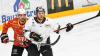 Um die Festigung von Platz 8 und damit das Heimrecht in den Pre-Playoffs ging es Donnerstagabend vor 1.452 Zuschauern in der erdgas schwaben arena, beim Spiel des ESV Kaufbeuren gegen die zweitplatzierten Frankfurter Löwen, die um die Tabellenführung kämpften. Absolut kein leichtes Unterfangen also für Tray Tuomie und sein Team, das dabei auf Stefan Vajs, Markus Schweiger, Dieter Geidl und Tobias Echtler verzichten musste. Die Joker gingen mit allen vier Kontingent Stürmern ins Rennen und ließen Thomas Höneckl deshalb pausieren. Zwischen den Pfosten startete somit Maximilian Meier.
Penalty zum Ausgleich Das hier zwei hochmotivierte Teams aufeinander trafen wurde schnell klar, als sich bereits nach kurzer Zeit Mikko Lehtonen und Bobby Raymond in die Wolle bekamen und dafür beide auf die Strafbank mussten. Bei jeweils vier Feldspielern konnten sich die Joker die erste richtig gute Chance erspielen, als Sami Blomqvist erst kreiste und dann auf Markus Lillich ablegte, der einen Strahl aus dem Handgelenk nur haarscharf am Kasten von Bastian Kucis vorbeisetzte. Es folgte eine sehr unschöne Szene in Minute Fünf, in der Frankfurts Carson McMillan völlig übermotiviert den jungen David Diebolder vor dem Gästetor abräumte und ihn dabei am Kopf traf. Die Aktion blieb bedauerlicherweise unbestraft und Diebolder musste gestützt in die Kabine gebracht werden. Dann wurde wieder Hockey gespielt und Sami Blomqvist setzte in der neunten Minute energisch im Slot nach, doch sein Rückhandabschluss rutschte vorbei am Pfosten. Der erste Treffer der Party war den Löwen vergönnt, als bei angezeigter Strafe der alte Fuchs Adam Mitchell vor das rotgelbe Tor zog, quer auf Kevin Maginot spielte, dieser Maxi Meier keine Abwehrchance ließ und zum 0:1 in der 10 Minute traf. Die Gäste bekamen nun Rückenwind, Kaufbeurens Schlussmann musste gegen Kevin Maginot und Nathan Burns alles auspacken, um einen weiteren Treffer zu verhindern. In der 13. Minute ist Sami Blomqvist vielleicht etwas zu uneigennützig, weil er aus aussichtsreicher Position nicht selbst abzog, sondern nochmals weiter zu Mikko Lehtonen schob, dessen One Timer aus spitzem Winkel von Kucis abgewehrt wurde. Die Joker aber jetzt mit Druck und einem Max Oswald der kurz vor dem Torschuss nur noch unfair gestoppt werden konnte, woraufhin der Schiedsrichter auf Penalty entschied. John Lammer trat an und wie. Ein schöner Move, ein noch schönerer Rückhandlupfer unter die Querlatte und es stand 1:1 in der 13. Minute. Diesen Torestand konnte der ESVK mit viel Mühe und Herz dann auch in die erste Pause bringen.Hart umkämpfte Partie Mit Torschüssen von Davis Vandane im Löwentrikot und Phillip Krauß im Dress der Joker, wurde das Mitteldrittel eröffnet, beide Male waren die Keeper aber schnell genug mit der Beinschiene unten. Die 24. Minute brach an und Tyler Spurgeon verschaffte sich durch einen Doppelpass mit Yannik Burghart ausreichend Platz, um vors Tor durchzubrechen, wo der Kapitän das Hartgummi gezielt zum 2:1 in die Maschen setzte. Die Frankfurter bemühten sich um eine schnelle Antwort und die gaben sie dann auch. Erst setzten sie sich lange im Angriffsdrittel fest und Maxi Meier konnte gegen Nathan Burns stark parieren, aber als sich Brett Breitkreuz die Scheibe hinter seinem Tor eroberte und den anlaufenden Adam Mitchell perfekt bediente, war auch er machtlos und es stand 2:2 in der 27. Minute. Kurz darauf setzte sich Yannik Burghart gut durch und seinen Kollegen Max Oswald in Szene, der plötzlich völlig frei vor Kucis stand, der Abschluss schlug aber zu zentral auf Frankfurts Keeper ein. In der 29. Minute herrschte dann allgemeine Verwirrung auf dem Eis, erst wurde Alex Thiel von der Scheibe am Kopf getroffen und der Schiedsrichter pfiff laut und deutlich ab, was die Gäste anscheinend nicht hörten, weiterspielten, ein Tor schossen und dieses dann auch noch von einem der Schiedsrichter gegeben wurde. Nach einer kurzen Diskussionsrunde wurde der Sachverhalt aber nochmals allen in Ruhe erklärt und das Tor zählte natürlich nicht. Eine Minute später halfen keine Diskussionen mehr, weil eine abgefälschte Scheibe am langen Pfosten auf dem Schläger von Brett Breitkreuz landete und von dort trocken zum 2:3 eingeschoben wurde. Die Löwen spielten nun immer wieder ihre leichte körperliche Überlegenheit aus, übertrieben es dabei aber auch immer wieder mal, wodurch Bobby Raymond sich auf der Strafbank wiederfand. Die Scheibe lief erst gut im Powerplay, doch den Gästen wäre durch McMillan beinahe der Shorthander gelungen, aber Meier war zur Stelle. Die größte Chance vor dem zweiten Pausentee hatten dann noch einmal die Hausherren, als Sami Blomqvist allein vor Bastian Kucis auftauchte, zwei schnelle Bewegungen machte, Kucis damit aber nicht überlisten konnte. Kurz vor der Sirene fing sich dann Carson McMillan noch eine Strafe wegen Spielverzögerung ein.Maximilian Meier hält den Punkt fest Das Schlussdrittel konnten die Joker also in Überzahl beginnen und das nutzten sie eiskalt aus. Alex Thiel kam frei und hart zum Schuss, Kucis ließ die Scheibe nach vorne abprallen, wo sie von Yannik Burghart in Empfang genommen und zum 3:3 in Minute 42 versenkt wurde. Ein sehr unterhaltsames Spiel verlief nun schnell und offen, hin und her. Klare Chancen blieben aber längere Zeit aus. Dylan Wruck haute in der 49. Minute aus der Distanz auf den ESV Kasten, Meier konnte das Spielgerät aber unter sich begraben. Auch Bobby Raymond scheiterte nur wenig später, am souveränen Goalie der Joker. Dann durfte der ESVK wieder ins Powerplay, weil Constantin Vogt nach einem Foul an Koziol auf die Strafbank geschickt wurde. Die Rotgelben bauten dabei mächtig Druck auf das Gäste Tor auf, doch immer brachten Kucis und seine Verteidiger, im letzten Moment einen Schläger dazwischen. Direkt im Anschluss drehte sich das Blatt und die Löwen kamen in Überzahl, nachdem sich Markus Lillich eine zweiminütige Strafe einfing. Frankfurt wollte nun den Deckel drauf machen, hatte die Rechnung aber ohne Maximilian Meier gemacht, der zwei unglaublich starke Saves zeigte und das Unentschieden festhielt. Mikko Lehtonen dann kurz vor Schuss noch mit einem verdeckten Schuss, der nur knapp über den Querbalken flog und auch die Löwen mit letzten wilden Anläufen, es blieb aber beim 3:3, womit es in die Overtime ging.
[video]https://www.youtube.com/watch?v=R7Tdc66jJbg[/video]Wohlverdienter Punkt Auch hier ging es sehenswert und spannend weiter, die Joker durch Philipp Krauß mit einem Pfostenschuss und viel Pech in dieser Szene, die den direkten Zwei auf Null Konter einleitete, der erneut bärenstark von Meier entschärft wurde. Man hätte den Rotgelben nach diesem Fight den Zusatzpunkt natürlich mehr als gegönnt, doch den strichen letztendlich doch die Gäste ein, als Adam Mitchell einen weiteren Alleingang zum 3:4 Endstand einschieben konnte. Die Joker konnte erhobenen Hauptes und mit einem wohlverdienten Punkt in den Feierabend fahren.

Für den ESVK steht nun fest, dass es in den Pre-Playoffs gegen den EHC Freiburg geht. Sollten die Joker ihr letztes Spiel in Selb in der regulären Spielzeit gewinnen, würden sich die Kaufbeurer damit unabhänging vom Ergebnis der Freiburger am letzten Spieltag sogar noch das Heimrecht sichern.
[video]https://www.youtube.com/watch?v=HRQB9aubzjE[/video]
