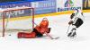 Um die Festigung von Platz 8 und damit das Heimrecht in den Pre-Playoffs ging es Donnerstagabend vor 1.452 Zuschauern in der erdgas schwaben arena, beim Spiel des ESV Kaufbeuren gegen die zweitplatzierten Frankfurter Löwen, die um die Tabellenführung kämpften. Absolut kein leichtes Unterfangen also für Tray Tuomie und sein Team, das dabei auf Stefan Vajs, Markus Schweiger, Dieter Geidl und Tobias Echtler verzichten musste. Die Joker gingen mit allen vier Kontingent Stürmern ins Rennen und ließen Thomas Höneckl deshalb pausieren. Zwischen den Pfosten startete somit Maximilian Meier.
Penalty zum Ausgleich Das hier zwei hochmotivierte Teams aufeinander trafen wurde schnell klar, als sich bereits nach kurzer Zeit Mikko Lehtonen und Bobby Raymond in die Wolle bekamen und dafür beide auf die Strafbank mussten. Bei jeweils vier Feldspielern konnten sich die Joker die erste richtig gute Chance erspielen, als Sami Blomqvist erst kreiste und dann auf Markus Lillich ablegte, der einen Strahl aus dem Handgelenk nur haarscharf am Kasten von Bastian Kucis vorbeisetzte. Es folgte eine sehr unschöne Szene in Minute Fünf, in der Frankfurts Carson McMillan völlig übermotiviert den jungen David Diebolder vor dem Gästetor abräumte und ihn dabei am Kopf traf. Die Aktion blieb bedauerlicherweise unbestraft und Diebolder musste gestützt in die Kabine gebracht werden. Dann wurde wieder Hockey gespielt und Sami Blomqvist setzte in der neunten Minute energisch im Slot nach, doch sein Rückhandabschluss rutschte vorbei am Pfosten. Der erste Treffer der Party war den Löwen vergönnt, als bei angezeigter Strafe der alte Fuchs Adam Mitchell vor das rotgelbe Tor zog, quer auf Kevin Maginot spielte, dieser Maxi Meier keine Abwehrchance ließ und zum 0:1 in der 10 Minute traf. Die Gäste bekamen nun Rückenwind, Kaufbeurens Schlussmann musste gegen Kevin Maginot und Nathan Burns alles auspacken, um einen weiteren Treffer zu verhindern. In der 13. Minute ist Sami Blomqvist vielleicht etwas zu uneigennützig, weil er aus aussichtsreicher Position nicht selbst abzog, sondern nochmals weiter zu Mikko Lehtonen schob, dessen One Timer aus spitzem Winkel von Kucis abgewehrt wurde. Die Joker aber jetzt mit Druck und einem Max Oswald der kurz vor dem Torschuss nur noch unfair gestoppt werden konnte, woraufhin der Schiedsrichter auf Penalty entschied. John Lammer trat an und wie. Ein schöner Move, ein noch schönerer Rückhandlupfer unter die Querlatte und es stand 1:1 in der 13. Minute. Diesen Torestand konnte der ESVK mit viel Mühe und Herz dann auch in die erste Pause bringen.Hart umkämpfte Partie Mit Torschüssen von Davis Vandane im Löwentrikot und Phillip Krauß im Dress der Joker, wurde das Mitteldrittel eröffnet, beide Male waren die Keeper aber schnell genug mit der Beinschiene unten. Die 24. Minute brach an und Tyler Spurgeon verschaffte sich durch einen Doppelpass mit Yannik Burghart ausreichend Platz, um vors Tor durchzubrechen, wo der Kapitän das Hartgummi gezielt zum 2:1 in die Maschen setzte. Die Frankfurter bemühten sich um eine schnelle Antwort und die gaben sie dann auch. Erst setzten sie sich lange im Angriffsdrittel fest und Maxi Meier konnte gegen Nathan Burns stark parieren, aber als sich Brett Breitkreuz die Scheibe hinter seinem Tor eroberte und den anlaufenden Adam Mitchell perfekt bediente, war auch er machtlos und es stand 2:2 in der 27. Minute. Kurz darauf setzte sich Yannik Burghart gut durch und seinen Kollegen Max Oswald in Szene, der plötzlich völlig frei vor Kucis stand, der Abschluss schlug aber zu zentral auf Frankfurts Keeper ein. In der 29. Minute herrschte dann allgemeine Verwirrung auf dem Eis, erst wurde Alex Thiel von der Scheibe am Kopf getroffen und der Schiedsrichter pfiff laut und deutlich ab, was die Gäste anscheinend nicht hörten, weiterspielten, ein Tor schossen und dieses dann auch noch von einem der Schiedsrichter gegeben wurde. Nach einer kurzen Diskussionsrunde wurde der Sachverhalt aber nochmals allen in Ruhe erklärt und das Tor zählte natürlich nicht. Eine Minute später halfen keine Diskussionen mehr, weil eine abgefälschte Scheibe am langen Pfosten auf dem Schläger von Brett Breitkreuz landete und von dort trocken zum 2:3 eingeschoben wurde. Die Löwen spielten nun immer wieder ihre leichte körperliche Überlegenheit aus, übertrieben es dabei aber auch immer wieder mal, wodurch Bobby Raymond sich auf der Strafbank wiederfand. Die Scheibe lief erst gut im Powerplay, doch den Gästen wäre durch McMillan beinahe der Shorthander gelungen, aber Meier war zur Stelle. Die größte Chance vor dem zweiten Pausentee hatten dann noch einmal die Hausherren, als Sami Blomqvist allein vor Bastian Kucis auftauchte, zwei schnelle Bewegungen machte, Kucis damit aber nicht überlisten konnte. Kurz vor der Sirene fing sich dann Carson McMillan noch eine Strafe wegen Spielverzögerung ein.Maximilian Meier hält den Punkt fest Das Schlussdrittel konnten die Joker also in Überzahl beginnen und das nutzten sie eiskalt aus. Alex Thiel kam frei und hart zum Schuss, Kucis ließ die Scheibe nach vorne abprallen, wo sie von Yannik Burghart in Empfang genommen und zum 3:3 in Minute 42 versenkt wurde. Ein sehr unterhaltsames Spiel verlief nun schnell und offen, hin und her. Klare Chancen blieben aber längere Zeit aus. Dylan Wruck haute in der 49. Minute aus der Distanz auf den ESV Kasten, Meier konnte das Spielgerät aber unter sich begraben. Auch Bobby Raymond scheiterte nur wenig später, am souveränen Goalie der Joker. Dann durfte der ESVK wieder ins Powerplay, weil Constantin Vogt nach einem Foul an Koziol auf die Strafbank geschickt wurde. Die Rotgelben bauten dabei mächtig Druck auf das Gäste Tor auf, doch immer brachten Kucis und seine Verteidiger, im letzten Moment einen Schläger dazwischen. Direkt im Anschluss drehte sich das Blatt und die Löwen kamen in Überzahl, nachdem sich Markus Lillich eine zweiminütige Strafe einfing. Frankfurt wollte nun den Deckel drauf machen, hatte die Rechnung aber ohne Maximilian Meier gemacht, der zwei unglaublich starke Saves zeigte und das Unentschieden festhielt. Mikko Lehtonen dann kurz vor Schuss noch mit einem verdeckten Schuss, der nur knapp über den Querbalken flog und auch die Löwen mit letzten wilden Anläufen, es blieb aber beim 3:3, womit es in die Overtime ging.
[video]https://www.youtube.com/watch?v=R7Tdc66jJbg[/video]Wohlverdienter Punkt Auch hier ging es sehenswert und spannend weiter, die Joker durch Philipp Krauß mit einem Pfostenschuss und viel Pech in dieser Szene, die den direkten Zwei auf Null Konter einleitete, der erneut bärenstark von Meier entschärft wurde. Man hätte den Rotgelben nach diesem Fight den Zusatzpunkt natürlich mehr als gegönnt, doch den strichen letztendlich doch die Gäste ein, als Adam Mitchell einen weiteren Alleingang zum 3:4 Endstand einschieben konnte. Die Joker konnte erhobenen Hauptes und mit einem wohlverdienten Punkt in den Feierabend fahren.

Für den ESVK steht nun fest, dass es in den Pre-Playoffs gegen den EHC Freiburg geht. Sollten die Joker ihr letztes Spiel in Selb in der regulären Spielzeit gewinnen, würden sich die Kaufbeurer damit unabhänging vom Ergebnis der Freiburger am letzten Spieltag sogar noch das Heimrecht sichern.
[video]https://www.youtube.com/watch?v=HRQB9aubzjE[/video]