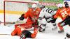 Um die Festigung von Platz 8 und damit das Heimrecht in den Pre-Playoffs ging es Donnerstagabend vor 1.452 Zuschauern in der erdgas schwaben arena, beim Spiel des ESV Kaufbeuren gegen die zweitplatzierten Frankfurter Löwen, die um die Tabellenführung kämpften. Absolut kein leichtes Unterfangen also für Tray Tuomie und sein Team, das dabei auf Stefan Vajs, Markus Schweiger, Dieter Geidl und Tobias Echtler verzichten musste. Die Joker gingen mit allen vier Kontingent Stürmern ins Rennen und ließen Thomas Höneckl deshalb pausieren. Zwischen den Pfosten startete somit Maximilian Meier.
Penalty zum Ausgleich Das hier zwei hochmotivierte Teams aufeinander trafen wurde schnell klar, als sich bereits nach kurzer Zeit Mikko Lehtonen und Bobby Raymond in die Wolle bekamen und dafür beide auf die Strafbank mussten. Bei jeweils vier Feldspielern konnten sich die Joker die erste richtig gute Chance erspielen, als Sami Blomqvist erst kreiste und dann auf Markus Lillich ablegte, der einen Strahl aus dem Handgelenk nur haarscharf am Kasten von Bastian Kucis vorbeisetzte. Es folgte eine sehr unschöne Szene in Minute Fünf, in der Frankfurts Carson McMillan völlig übermotiviert den jungen David Diebolder vor dem Gästetor abräumte und ihn dabei am Kopf traf. Die Aktion blieb bedauerlicherweise unbestraft und Diebolder musste gestützt in die Kabine gebracht werden. Dann wurde wieder Hockey gespielt und Sami Blomqvist setzte in der neunten Minute energisch im Slot nach, doch sein Rückhandabschluss rutschte vorbei am Pfosten. Der erste Treffer der Party war den Löwen vergönnt, als bei angezeigter Strafe der alte Fuchs Adam Mitchell vor das rotgelbe Tor zog, quer auf Kevin Maginot spielte, dieser Maxi Meier keine Abwehrchance ließ und zum 0:1 in der 10 Minute traf. Die Gäste bekamen nun Rückenwind, Kaufbeurens Schlussmann musste gegen Kevin Maginot und Nathan Burns alles auspacken, um einen weiteren Treffer zu verhindern. In der 13. Minute ist Sami Blomqvist vielleicht etwas zu uneigennützig, weil er aus aussichtsreicher Position nicht selbst abzog, sondern nochmals weiter zu Mikko Lehtonen schob, dessen One Timer aus spitzem Winkel von Kucis abgewehrt wurde. Die Joker aber jetzt mit Druck und einem Max Oswald der kurz vor dem Torschuss nur noch unfair gestoppt werden konnte, woraufhin der Schiedsrichter auf Penalty entschied. John Lammer trat an und wie. Ein schöner Move, ein noch schönerer Rückhandlupfer unter die Querlatte und es stand 1:1 in der 13. Minute. Diesen Torestand konnte der ESVK mit viel Mühe und Herz dann auch in die erste Pause bringen.Hart umkämpfte Partie Mit Torschüssen von Davis Vandane im Löwentrikot und Phillip Krauß im Dress der Joker, wurde das Mitteldrittel eröffnet, beide Male waren die Keeper aber schnell genug mit der Beinschiene unten. Die 24. Minute brach an und Tyler Spurgeon verschaffte sich durch einen Doppelpass mit Yannik Burghart ausreichend Platz, um vors Tor durchzubrechen, wo der Kapitän das Hartgummi gezielt zum 2:1 in die Maschen setzte. Die Frankfurter bemühten sich um eine schnelle Antwort und die gaben sie dann auch. Erst setzten sie sich lange im Angriffsdrittel fest und Maxi Meier konnte gegen Nathan Burns stark parieren, aber als sich Brett Breitkreuz die Scheibe hinter seinem Tor eroberte und den anlaufenden Adam Mitchell perfekt bediente, war auch er machtlos und es stand 2:2 in der 27. Minute. Kurz darauf setzte sich Yannik Burghart gut durch und seinen Kollegen Max Oswald in Szene, der plötzlich völlig frei vor Kucis stand, der Abschluss schlug aber zu zentral auf Frankfurts Keeper ein. In der 29. Minute herrschte dann allgemeine Verwirrung auf dem Eis, erst wurde Alex Thiel von der Scheibe am Kopf getroffen und der Schiedsrichter pfiff laut und deutlich ab, was die Gäste anscheinend nicht hörten, weiterspielten, ein Tor schossen und dieses dann auch noch von einem der Schiedsrichter gegeben wurde. Nach einer kurzen Diskussionsrunde wurde der Sachverhalt aber nochmals allen in Ruhe erklärt und das Tor zählte natürlich nicht. Eine Minute später halfen keine Diskussionen mehr, weil eine abgefälschte Scheibe am langen Pfosten auf dem Schläger von Brett Breitkreuz landete und von dort trocken zum 2:3 eingeschoben wurde. Die Löwen spielten nun immer wieder ihre leichte körperliche Überlegenheit aus, übertrieben es dabei aber auch immer wieder mal, wodurch Bobby Raymond sich auf der Strafbank wiederfand. Die Scheibe lief erst gut im Powerplay, doch den Gästen wäre durch McMillan beinahe der Shorthander gelungen, aber Meier war zur Stelle. Die größte Chance vor dem zweiten Pausentee hatten dann noch einmal die Hausherren, als Sami Blomqvist allein vor Bastian Kucis auftauchte, zwei schnelle Bewegungen machte, Kucis damit aber nicht überlisten konnte. Kurz vor der Sirene fing sich dann Carson McMillan noch eine Strafe wegen Spielverzögerung ein.Maximilian Meier hält den Punkt fest Das Schlussdrittel konnten die Joker also in Überzahl beginnen und das nutzten sie eiskalt aus. Alex Thiel kam frei und hart zum Schuss, Kucis ließ die Scheibe nach vorne abprallen, wo sie von Yannik Burghart in Empfang genommen und zum 3:3 in Minute 42 versenkt wurde. Ein sehr unterhaltsames Spiel verlief nun schnell und offen, hin und her. Klare Chancen blieben aber längere Zeit aus. Dylan Wruck haute in der 49. Minute aus der Distanz auf den ESV Kasten, Meier konnte das Spielgerät aber unter sich begraben. Auch Bobby Raymond scheiterte nur wenig später, am souveränen Goalie der Joker. Dann durfte der ESVK wieder ins Powerplay, weil Constantin Vogt nach einem Foul an Koziol auf die Strafbank geschickt wurde. Die Rotgelben bauten dabei mächtig Druck auf das Gäste Tor auf, doch immer brachten Kucis und seine Verteidiger, im letzten Moment einen Schläger dazwischen. Direkt im Anschluss drehte sich das Blatt und die Löwen kamen in Überzahl, nachdem sich Markus Lillich eine zweiminütige Strafe einfing. Frankfurt wollte nun den Deckel drauf machen, hatte die Rechnung aber ohne Maximilian Meier gemacht, der zwei unglaublich starke Saves zeigte und das Unentschieden festhielt. Mikko Lehtonen dann kurz vor Schuss noch mit einem verdeckten Schuss, der nur knapp über den Querbalken flog und auch die Löwen mit letzten wilden Anläufen, es blieb aber beim 3:3, womit es in die Overtime ging.
[video]https://www.youtube.com/watch?v=R7Tdc66jJbg[/video]Wohlverdienter Punkt Auch hier ging es sehenswert und spannend weiter, die Joker durch Philipp Krauß mit einem Pfostenschuss und viel Pech in dieser Szene, die den direkten Zwei auf Null Konter einleitete, der erneut bärenstark von Meier entschärft wurde. Man hätte den Rotgelben nach diesem Fight den Zusatzpunkt natürlich mehr als gegönnt, doch den strichen letztendlich doch die Gäste ein, als Adam Mitchell einen weiteren Alleingang zum 3:4 Endstand einschieben konnte. Die Joker konnte erhobenen Hauptes und mit einem wohlverdienten Punkt in den Feierabend fahren.

Für den ESVK steht nun fest, dass es in den Pre-Playoffs gegen den EHC Freiburg geht. Sollten die Joker ihr letztes Spiel in Selb in der regulären Spielzeit gewinnen, würden sich die Kaufbeurer damit unabhänging vom Ergebnis der Freiburger am letzten Spieltag sogar noch das Heimrecht sichern.
[video]https://www.youtube.com/watch?v=HRQB9aubzjE[/video]