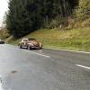Der Jochpass bietet zwischen Bad Hindelang und Oberjoch 105 Kurven auf 6,4 Kilometern. Bis einschließlich Sonntag fand bei Bad Hindelang das 22. Jochpass-Memorial statt. Oldtimer, Youngtimer und natürlich auch Motorräder waren beim Rennen auf der höchstgelegenen Bundesstraße dabei. 170 Autos, 34 Vorkriegsfahrzeuge und knapp 70 Motorräder waren am Start. Während es am Samstagvormittag noch düster aussah, riss der Himmel ab mittags auf. Auch am Sonntag startete der Tag mit blauem Himmel!