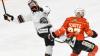 Um die Festigung von Platz 8 und damit das Heimrecht in den Pre-Playoffs ging es Donnerstagabend vor 1.452 Zuschauern in der erdgas schwaben arena, beim Spiel des ESV Kaufbeuren gegen die zweitplatzierten Frankfurter Löwen, die um die Tabellenführung kämpften. Absolut kein leichtes Unterfangen also für Tray Tuomie und sein Team, das dabei auf Stefan Vajs, Markus Schweiger, Dieter Geidl und Tobias Echtler verzichten musste. Die Joker gingen mit allen vier Kontingent Stürmern ins Rennen und ließen Thomas Höneckl deshalb pausieren. Zwischen den Pfosten startete somit Maximilian Meier.
Penalty zum Ausgleich Das hier zwei hochmotivierte Teams aufeinander trafen wurde schnell klar, als sich bereits nach kurzer Zeit Mikko Lehtonen und Bobby Raymond in die Wolle bekamen und dafür beide auf die Strafbank mussten. Bei jeweils vier Feldspielern konnten sich die Joker die erste richtig gute Chance erspielen, als Sami Blomqvist erst kreiste und dann auf Markus Lillich ablegte, der einen Strahl aus dem Handgelenk nur haarscharf am Kasten von Bastian Kucis vorbeisetzte. Es folgte eine sehr unschöne Szene in Minute Fünf, in der Frankfurts Carson McMillan völlig übermotiviert den jungen David Diebolder vor dem Gästetor abräumte und ihn dabei am Kopf traf. Die Aktion blieb bedauerlicherweise unbestraft und Diebolder musste gestützt in die Kabine gebracht werden. Dann wurde wieder Hockey gespielt und Sami Blomqvist setzte in der neunten Minute energisch im Slot nach, doch sein Rückhandabschluss rutschte vorbei am Pfosten. Der erste Treffer der Party war den Löwen vergönnt, als bei angezeigter Strafe der alte Fuchs Adam Mitchell vor das rotgelbe Tor zog, quer auf Kevin Maginot spielte, dieser Maxi Meier keine Abwehrchance ließ und zum 0:1 in der 10 Minute traf. Die Gäste bekamen nun Rückenwind, Kaufbeurens Schlussmann musste gegen Kevin Maginot und Nathan Burns alles auspacken, um einen weiteren Treffer zu verhindern. In der 13. Minute ist Sami Blomqvist vielleicht etwas zu uneigennützig, weil er aus aussichtsreicher Position nicht selbst abzog, sondern nochmals weiter zu Mikko Lehtonen schob, dessen One Timer aus spitzem Winkel von Kucis abgewehrt wurde. Die Joker aber jetzt mit Druck und einem Max Oswald der kurz vor dem Torschuss nur noch unfair gestoppt werden konnte, woraufhin der Schiedsrichter auf Penalty entschied. John Lammer trat an und wie. Ein schöner Move, ein noch schönerer Rückhandlupfer unter die Querlatte und es stand 1:1 in der 13. Minute. Diesen Torestand konnte der ESVK mit viel Mühe und Herz dann auch in die erste Pause bringen.Hart umkämpfte Partie Mit Torschüssen von Davis Vandane im Löwentrikot und Phillip Krauß im Dress der Joker, wurde das Mitteldrittel eröffnet, beide Male waren die Keeper aber schnell genug mit der Beinschiene unten. Die 24. Minute brach an und Tyler Spurgeon verschaffte sich durch einen Doppelpass mit Yannik Burghart ausreichend Platz, um vors Tor durchzubrechen, wo der Kapitän das Hartgummi gezielt zum 2:1 in die Maschen setzte. Die Frankfurter bemühten sich um eine schnelle Antwort und die gaben sie dann auch. Erst setzten sie sich lange im Angriffsdrittel fest und Maxi Meier konnte gegen Nathan Burns stark parieren, aber als sich Brett Breitkreuz die Scheibe hinter seinem Tor eroberte und den anlaufenden Adam Mitchell perfekt bediente, war auch er machtlos und es stand 2:2 in der 27. Minute. Kurz darauf setzte sich Yannik Burghart gut durch und seinen Kollegen Max Oswald in Szene, der plötzlich völlig frei vor Kucis stand, der Abschluss schlug aber zu zentral auf Frankfurts Keeper ein. In der 29. Minute herrschte dann allgemeine Verwirrung auf dem Eis, erst wurde Alex Thiel von der Scheibe am Kopf getroffen und der Schiedsrichter pfiff laut und deutlich ab, was die Gäste anscheinend nicht hörten, weiterspielten, ein Tor schossen und dieses dann auch noch von einem der Schiedsrichter gegeben wurde. Nach einer kurzen Diskussionsrunde wurde der Sachverhalt aber nochmals allen in Ruhe erklärt und das Tor zählte natürlich nicht. Eine Minute später halfen keine Diskussionen mehr, weil eine abgefälschte Scheibe am langen Pfosten auf dem Schläger von Brett Breitkreuz landete und von dort trocken zum 2:3 eingeschoben wurde. Die Löwen spielten nun immer wieder ihre leichte körperliche Überlegenheit aus, übertrieben es dabei aber auch immer wieder mal, wodurch Bobby Raymond sich auf der Strafbank wiederfand. Die Scheibe lief erst gut im Powerplay, doch den Gästen wäre durch McMillan beinahe der Shorthander gelungen, aber Meier war zur Stelle. Die größte Chance vor dem zweiten Pausentee hatten dann noch einmal die Hausherren, als Sami Blomqvist allein vor Bastian Kucis auftauchte, zwei schnelle Bewegungen machte, Kucis damit aber nicht überlisten konnte. Kurz vor der Sirene fing sich dann Carson McMillan noch eine Strafe wegen Spielverzögerung ein.Maximilian Meier hält den Punkt fest Das Schlussdrittel konnten die Joker also in Überzahl beginnen und das nutzten sie eiskalt aus. Alex Thiel kam frei und hart zum Schuss, Kucis ließ die Scheibe nach vorne abprallen, wo sie von Yannik Burghart in Empfang genommen und zum 3:3 in Minute 42 versenkt wurde. Ein sehr unterhaltsames Spiel verlief nun schnell und offen, hin und her. Klare Chancen blieben aber längere Zeit aus. Dylan Wruck haute in der 49. Minute aus der Distanz auf den ESV Kasten, Meier konnte das Spielgerät aber unter sich begraben. Auch Bobby Raymond scheiterte nur wenig später, am souveränen Goalie der Joker. Dann durfte der ESVK wieder ins Powerplay, weil Constantin Vogt nach einem Foul an Koziol auf die Strafbank geschickt wurde. Die Rotgelben bauten dabei mächtig Druck auf das Gäste Tor auf, doch immer brachten Kucis und seine Verteidiger, im letzten Moment einen Schläger dazwischen. Direkt im Anschluss drehte sich das Blatt und die Löwen kamen in Überzahl, nachdem sich Markus Lillich eine zweiminütige Strafe einfing. Frankfurt wollte nun den Deckel drauf machen, hatte die Rechnung aber ohne Maximilian Meier gemacht, der zwei unglaublich starke Saves zeigte und das Unentschieden festhielt. Mikko Lehtonen dann kurz vor Schuss noch mit einem verdeckten Schuss, der nur knapp über den Querbalken flog und auch die Löwen mit letzten wilden Anläufen, es blieb aber beim 3:3, womit es in die Overtime ging.
[video]https://www.youtube.com/watch?v=R7Tdc66jJbg[/video]Wohlverdienter Punkt Auch hier ging es sehenswert und spannend weiter, die Joker durch Philipp Krauß mit einem Pfostenschuss und viel Pech in dieser Szene, die den direkten Zwei auf Null Konter einleitete, der erneut bärenstark von Meier entschärft wurde. Man hätte den Rotgelben nach diesem Fight den Zusatzpunkt natürlich mehr als gegönnt, doch den strichen letztendlich doch die Gäste ein, als Adam Mitchell einen weiteren Alleingang zum 3:4 Endstand einschieben konnte. Die Joker konnte erhobenen Hauptes und mit einem wohlverdienten Punkt in den Feierabend fahren.

Für den ESVK steht nun fest, dass es in den Pre-Playoffs gegen den EHC Freiburg geht. Sollten die Joker ihr letztes Spiel in Selb in der regulären Spielzeit gewinnen, würden sich die Kaufbeurer damit unabhänging vom Ergebnis der Freiburger am letzten Spieltag sogar noch das Heimrecht sichern.
[video]https://www.youtube.com/watch?v=HRQB9aubzjE[/video]