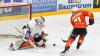 Um die Festigung von Platz 8 und damit das Heimrecht in den Pre-Playoffs ging es Donnerstagabend vor 1.452 Zuschauern in der erdgas schwaben arena, beim Spiel des ESV Kaufbeuren gegen die zweitplatzierten Frankfurter Löwen, die um die Tabellenführung kämpften. Absolut kein leichtes Unterfangen also für Tray Tuomie und sein Team, das dabei auf Stefan Vajs, Markus Schweiger, Dieter Geidl und Tobias Echtler verzichten musste. Die Joker gingen mit allen vier Kontingent Stürmern ins Rennen und ließen Thomas Höneckl deshalb pausieren. Zwischen den Pfosten startete somit Maximilian Meier.
Penalty zum Ausgleich Das hier zwei hochmotivierte Teams aufeinander trafen wurde schnell klar, als sich bereits nach kurzer Zeit Mikko Lehtonen und Bobby Raymond in die Wolle bekamen und dafür beide auf die Strafbank mussten. Bei jeweils vier Feldspielern konnten sich die Joker die erste richtig gute Chance erspielen, als Sami Blomqvist erst kreiste und dann auf Markus Lillich ablegte, der einen Strahl aus dem Handgelenk nur haarscharf am Kasten von Bastian Kucis vorbeisetzte. Es folgte eine sehr unschöne Szene in Minute Fünf, in der Frankfurts Carson McMillan völlig übermotiviert den jungen David Diebolder vor dem Gästetor abräumte und ihn dabei am Kopf traf. Die Aktion blieb bedauerlicherweise unbestraft und Diebolder musste gestützt in die Kabine gebracht werden. Dann wurde wieder Hockey gespielt und Sami Blomqvist setzte in der neunten Minute energisch im Slot nach, doch sein Rückhandabschluss rutschte vorbei am Pfosten. Der erste Treffer der Party war den Löwen vergönnt, als bei angezeigter Strafe der alte Fuchs Adam Mitchell vor das rotgelbe Tor zog, quer auf Kevin Maginot spielte, dieser Maxi Meier keine Abwehrchance ließ und zum 0:1 in der 10 Minute traf. Die Gäste bekamen nun Rückenwind, Kaufbeurens Schlussmann musste gegen Kevin Maginot und Nathan Burns alles auspacken, um einen weiteren Treffer zu verhindern. In der 13. Minute ist Sami Blomqvist vielleicht etwas zu uneigennützig, weil er aus aussichtsreicher Position nicht selbst abzog, sondern nochmals weiter zu Mikko Lehtonen schob, dessen One Timer aus spitzem Winkel von Kucis abgewehrt wurde. Die Joker aber jetzt mit Druck und einem Max Oswald der kurz vor dem Torschuss nur noch unfair gestoppt werden konnte, woraufhin der Schiedsrichter auf Penalty entschied. John Lammer trat an und wie. Ein schöner Move, ein noch schönerer Rückhandlupfer unter die Querlatte und es stand 1:1 in der 13. Minute. Diesen Torestand konnte der ESVK mit viel Mühe und Herz dann auch in die erste Pause bringen.Hart umkämpfte Partie Mit Torschüssen von Davis Vandane im Löwentrikot und Phillip Krauß im Dress der Joker, wurde das Mitteldrittel eröffnet, beide Male waren die Keeper aber schnell genug mit der Beinschiene unten. Die 24. Minute brach an und Tyler Spurgeon verschaffte sich durch einen Doppelpass mit Yannik Burghart ausreichend Platz, um vors Tor durchzubrechen, wo der Kapitän das Hartgummi gezielt zum 2:1 in die Maschen setzte. Die Frankfurter bemühten sich um eine schnelle Antwort und die gaben sie dann auch. Erst setzten sie sich lange im Angriffsdrittel fest und Maxi Meier konnte gegen Nathan Burns stark parieren, aber als sich Brett Breitkreuz die Scheibe hinter seinem Tor eroberte und den anlaufenden Adam Mitchell perfekt bediente, war auch er machtlos und es stand 2:2 in der 27. Minute. Kurz darauf setzte sich Yannik Burghart gut durch und seinen Kollegen Max Oswald in Szene, der plötzlich völlig frei vor Kucis stand, der Abschluss schlug aber zu zentral auf Frankfurts Keeper ein. In der 29. Minute herrschte dann allgemeine Verwirrung auf dem Eis, erst wurde Alex Thiel von der Scheibe am Kopf getroffen und der Schiedsrichter pfiff laut und deutlich ab, was die Gäste anscheinend nicht hörten, weiterspielten, ein Tor schossen und dieses dann auch noch von einem der Schiedsrichter gegeben wurde. Nach einer kurzen Diskussionsrunde wurde der Sachverhalt aber nochmals allen in Ruhe erklärt und das Tor zählte natürlich nicht. Eine Minute später halfen keine Diskussionen mehr, weil eine abgefälschte Scheibe am langen Pfosten auf dem Schläger von Brett Breitkreuz landete und von dort trocken zum 2:3 eingeschoben wurde. Die Löwen spielten nun immer wieder ihre leichte körperliche Überlegenheit aus, übertrieben es dabei aber auch immer wieder mal, wodurch Bobby Raymond sich auf der Strafbank wiederfand. Die Scheibe lief erst gut im Powerplay, doch den Gästen wäre durch McMillan beinahe der Shorthander gelungen, aber Meier war zur Stelle. Die größte Chance vor dem zweiten Pausentee hatten dann noch einmal die Hausherren, als Sami Blomqvist allein vor Bastian Kucis auftauchte, zwei schnelle Bewegungen machte, Kucis damit aber nicht überlisten konnte. Kurz vor der Sirene fing sich dann Carson McMillan noch eine Strafe wegen Spielverzögerung ein.Maximilian Meier hält den Punkt fest Das Schlussdrittel konnten die Joker also in Überzahl beginnen und das nutzten sie eiskalt aus. Alex Thiel kam frei und hart zum Schuss, Kucis ließ die Scheibe nach vorne abprallen, wo sie von Yannik Burghart in Empfang genommen und zum 3:3 in Minute 42 versenkt wurde. Ein sehr unterhaltsames Spiel verlief nun schnell und offen, hin und her. Klare Chancen blieben aber längere Zeit aus. Dylan Wruck haute in der 49. Minute aus der Distanz auf den ESV Kasten, Meier konnte das Spielgerät aber unter sich begraben. Auch Bobby Raymond scheiterte nur wenig später, am souveränen Goalie der Joker. Dann durfte der ESVK wieder ins Powerplay, weil Constantin Vogt nach einem Foul an Koziol auf die Strafbank geschickt wurde. Die Rotgelben bauten dabei mächtig Druck auf das Gäste Tor auf, doch immer brachten Kucis und seine Verteidiger, im letzten Moment einen Schläger dazwischen. Direkt im Anschluss drehte sich das Blatt und die Löwen kamen in Überzahl, nachdem sich Markus Lillich eine zweiminütige Strafe einfing. Frankfurt wollte nun den Deckel drauf machen, hatte die Rechnung aber ohne Maximilian Meier gemacht, der zwei unglaublich starke Saves zeigte und das Unentschieden festhielt. Mikko Lehtonen dann kurz vor Schuss noch mit einem verdeckten Schuss, der nur knapp über den Querbalken flog und auch die Löwen mit letzten wilden Anläufen, es blieb aber beim 3:3, womit es in die Overtime ging.
[video]https://www.youtube.com/watch?v=R7Tdc66jJbg[/video]Wohlverdienter Punkt Auch hier ging es sehenswert und spannend weiter, die Joker durch Philipp Krauß mit einem Pfostenschuss und viel Pech in dieser Szene, die den direkten Zwei auf Null Konter einleitete, der erneut bärenstark von Meier entschärft wurde. Man hätte den Rotgelben nach diesem Fight den Zusatzpunkt natürlich mehr als gegönnt, doch den strichen letztendlich doch die Gäste ein, als Adam Mitchell einen weiteren Alleingang zum 3:4 Endstand einschieben konnte. Die Joker konnte erhobenen Hauptes und mit einem wohlverdienten Punkt in den Feierabend fahren.

Für den ESVK steht nun fest, dass es in den Pre-Playoffs gegen den EHC Freiburg geht. Sollten die Joker ihr letztes Spiel in Selb in der regulären Spielzeit gewinnen, würden sich die Kaufbeurer damit unabhänging vom Ergebnis der Freiburger am letzten Spieltag sogar noch das Heimrecht sichern.
[video]https://www.youtube.com/watch?v=HRQB9aubzjE[/video]
