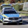Rund 28.000 Euro Sachschaden ist die Bilanz eines Verkehrsunfalls, der sich am Sonntagmittag auf der B 31 im Bereich Oberdorf ereignet hat. Beim Auffahren auf die B 31 ging die 22-jährige Fahrerin eines Ford wohl davon aus, dass sie sich auf einem Beschleunigungsstreifen befindet und fuhr deshalb ungeachtet des übrigen Verkehrs auf die Bundesstraße auf. Das berichtet die Polizei.
Vier Autos beschädigtDabei kollidierte sie seitlich mit einem BMW, der auf der B 31 in Richtung Lindau unterwegs war. Durch den Zusammenstoß geriet der BMW auf die Gegenfahrbahn und prallte mit einem entgegenkommenden Audi zusammen. Ein Tesla, der zu diesem Zeitpunkt an der Unfallstelle vorbeifuhr, wurde ebenfalls leicht beschädigt. Während die übrigen Unfallbeteiligten glücklicherweise alle unverletzt blieben, wurde die schwangere Beifahrerin eines der beteiligten Fahrzeuge sowie ein Kleinkind vorsorglich zur ärztlichen Untersuchung in ein Krankenhaus gebracht. Während der polizeilichen Unfallaufnahme und den Abschlepp- und Aufräumarbeiten wurde der Verkehr örtlich umgeleitet.