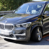Rund 28.000 Euro Sachschaden ist die Bilanz eines Verkehrsunfalls, der sich am Sonntagmittag auf der B 31 im Bereich Oberdorf ereignet hat. Beim Auffahren auf die B 31 ging die 22-jährige Fahrerin eines Ford wohl davon aus, dass sie sich auf einem Beschleunigungsstreifen befindet und fuhr deshalb ungeachtet des übrigen Verkehrs auf die Bundesstraße auf. Das berichtet die Polizei.
Vier Autos beschädigtDabei kollidierte sie seitlich mit einem BMW, der auf der B 31 in Richtung Lindau unterwegs war. Durch den Zusammenstoß geriet der BMW auf die Gegenfahrbahn und prallte mit einem entgegenkommenden Audi zusammen. Ein Tesla, der zu diesem Zeitpunkt an der Unfallstelle vorbeifuhr, wurde ebenfalls leicht beschädigt. Während die übrigen Unfallbeteiligten glücklicherweise alle unverletzt blieben, wurde die schwangere Beifahrerin eines der beteiligten Fahrzeuge sowie ein Kleinkind vorsorglich zur ärztlichen Untersuchung in ein Krankenhaus gebracht. Während der polizeilichen Unfallaufnahme und den Abschlepp- und Aufräumarbeiten wurde der Verkehr örtlich umgeleitet.