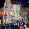 Fantasievolle Bilder, farbenfrohe und leuchtende Akzente, gab es am Samstagabend bei den Scheidegger Lichterwelten zu bestaunen. Lichtkünstler, verzauberten die Besucher mit zahlreichen Märchen- und Fantasiefiguren, indem sie Hausfassaden damit bestrahlten. Aber auch traditionelle Themen wie Handwerk, Land- und Milchwirtschaft, Käse- und Baukultur gab es zu bestaunen. Leuchtende Elemente im Boden, leiteten die Besucher durch die Lichterwelten im Ortskern von Scheidegg. 
[video]https://www.youtube.com/watch?v=SCqJrJHAIHI[/video]