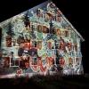 Fantasievolle Bilder, farbenfrohe und leuchtende Akzente, gab es am Samstagabend bei den Scheidegger Lichterwelten zu bestaunen. Lichtkünstler, verzauberten die Besucher mit zahlreichen Märchen- und Fantasiefiguren, indem sie Hausfassaden damit bestrahlten. Aber auch traditionelle Themen wie Handwerk, Land- und Milchwirtschaft, Käse- und Baukultur gab es zu bestaunen. Leuchtende Elemente im Boden, leiteten die Besucher durch die Lichterwelten im Ortskern von Scheidegg. 
[video]https://www.youtube.com/watch?v=SCqJrJHAIHI[/video]