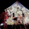Fantasievolle Bilder, farbenfrohe und leuchtende Akzente, gab es am Samstagabend bei den Scheidegger Lichterwelten zu bestaunen. Lichtkünstler, verzauberten die Besucher mit zahlreichen Märchen- und Fantasiefiguren, indem sie Hausfassaden damit bestrahlten. Aber auch traditionelle Themen wie Handwerk, Land- und Milchwirtschaft, Käse- und Baukultur gab es zu bestaunen. Leuchtende Elemente im Boden, leiteten die Besucher durch die Lichterwelten im Ortskern von Scheidegg. 
[video]https://www.youtube.com/watch?v=SCqJrJHAIHI[/video]