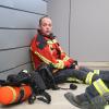 Eine wahre Herausforderung, hatten die rund 30 Teilnehmer, die für den Wettkampf im Feuerwehr-Treppenlauf am Samstag in Oberstdorf zu Gast waren. Dort fand ein Testlauf statt, der zeigen sollte, ob es umzusetzen ist, diesen Wettkampf an der Heini-Klopf-Schanze durchzuführen. Die 30 Teilnehmerinnen und Teilnehmer kamen unter anderem aus Aulendorf, Ravensburg, Reutte, Brugg, Seukendorf und auch Teilnehmer aus Oberstdorf stellten sich der Herausforderung. 
Schwere AusrüstungUnter schwerem Atemschutz ging es für die Einsatzkräfte 412 Meter weit und 162 Meter nach oben. Knapp 900 Treppenstufen, mit kleinen und großen Abständen mussten sie überwinden, um auf das Plateau der Skiflugschanze zu kommen. "Nach einem Training auf der Skiflugschanze kam die Überlegung auf, ob man nicht selbst auch etwas auf die Beine stellen könnte. Mit Stefan Betz und Peter Vogler waren da auch direkt die Richtigen für die Veranstaltung gefunden," so Initiator Stefan Matheis.Wettkampf im OktoberVoraussichtlich im Oktober nächsten Jahres, soll in Oberstdorf dann der erste offizielle Wettkampf im Feuerwehr-Truppenlauf an der Heini-Klopf-Skiflugschanze stattfinden, ergänzend zur 150-Jahr-Feier der Feuerwehr Oberstdorf. Treppenläufe finden eigentlich hauptsächlich in Hochhäusern statt, in Oberstdorf bietet sich jetzt aber die Gelegenheit mit der Skiflugschanze."Fitness gehört zur Feuerwehr wie rote Autos mit blauen Lichtern. Und, wenn man uns lässt, gilt auch bei uns: Höher, Schneller, Weiter - es ist der Reiz die eigenen Grenzen auszuloten. Den Teilnehmern hat es durch die Bank gefallen: "Geil" und "Mega" hieß es heute nicht nur einmal," so Stefan Matheis aus Kempten.
